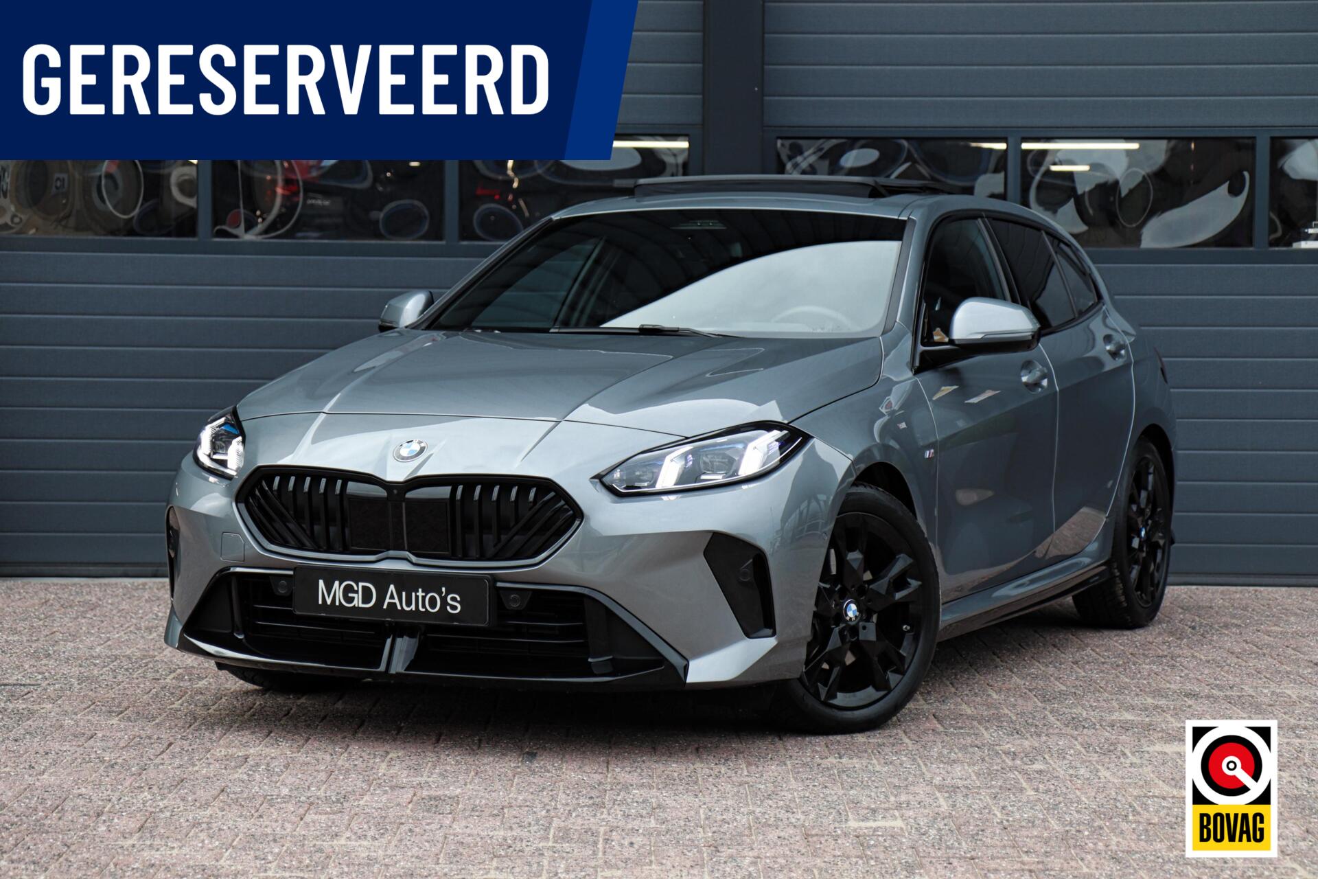 BMW 1-serie 120 M-Sport M-Pakket |LED|PANO|H&K|HUD|KEYLESS|360 CAMERA|MEMORY|CARPLAY|SFEERVERL.|STOELVERW. 2025 - voorkant