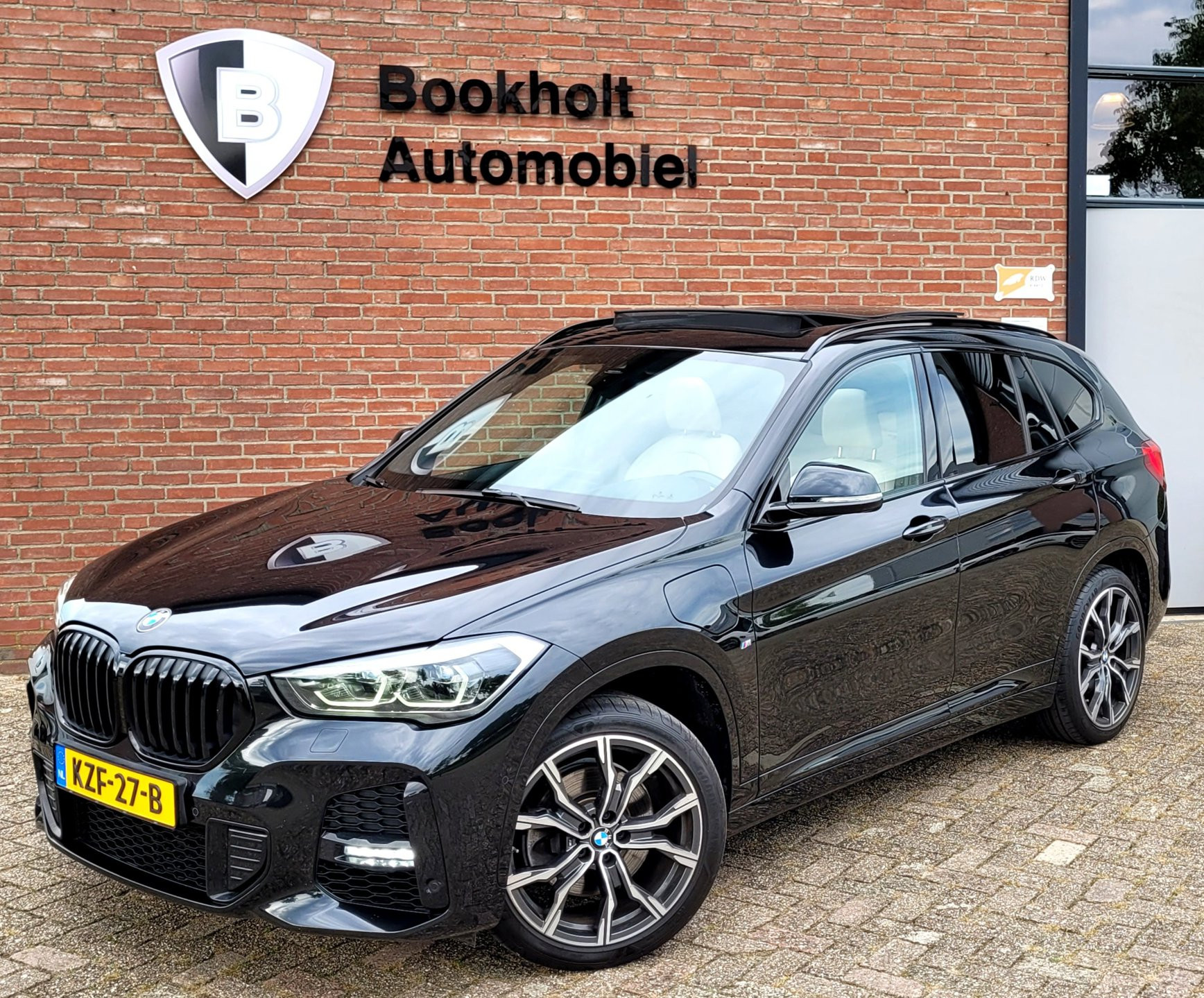 BMW X1 XDrive25e M-sport, Pano, ACC, HUD, Cam, Trekhaak, HiFi, Keyless 2021 - voorkant
