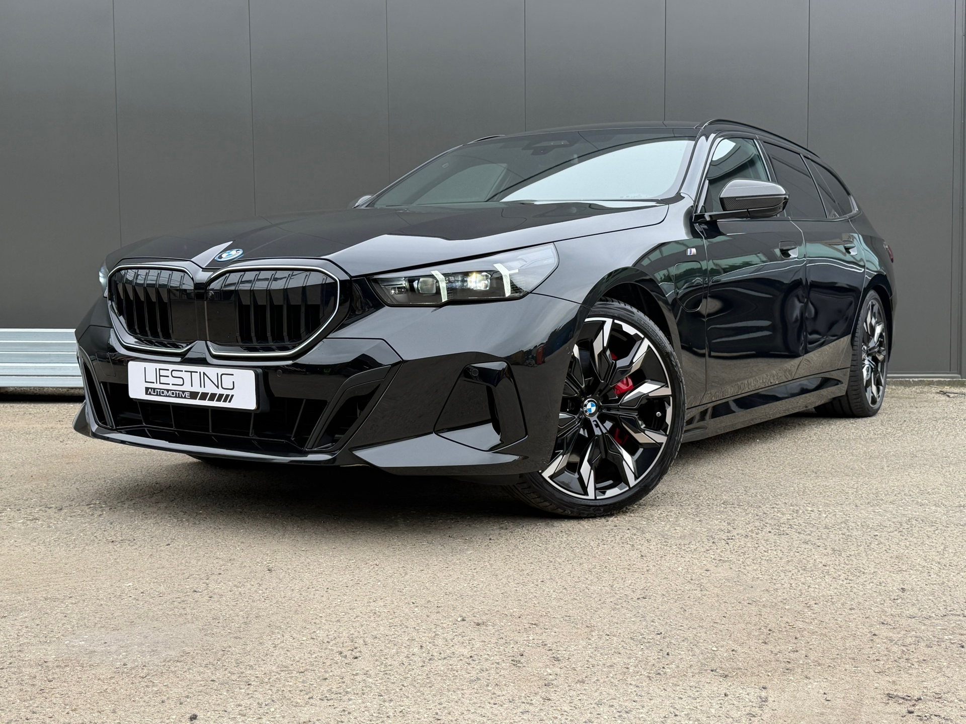 BMW 5-serie Touring 550e xDrive M-Sport Pro M-Seats B&W Pano 2025 - voorkant