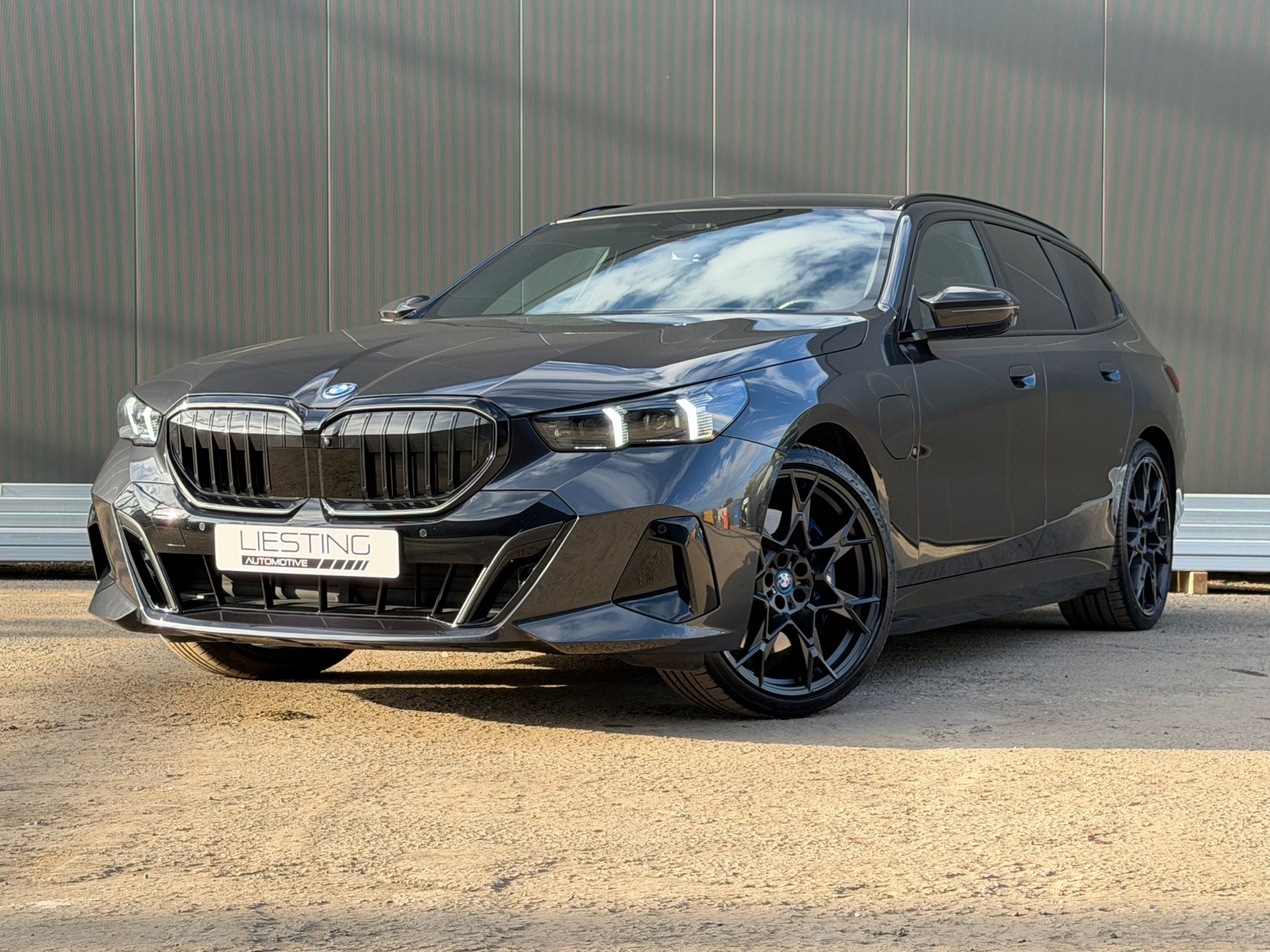 BMW 5-serie Touring 550e xDrive M-Sport Pro M-Seats B&W Pano 2025 - voorkant