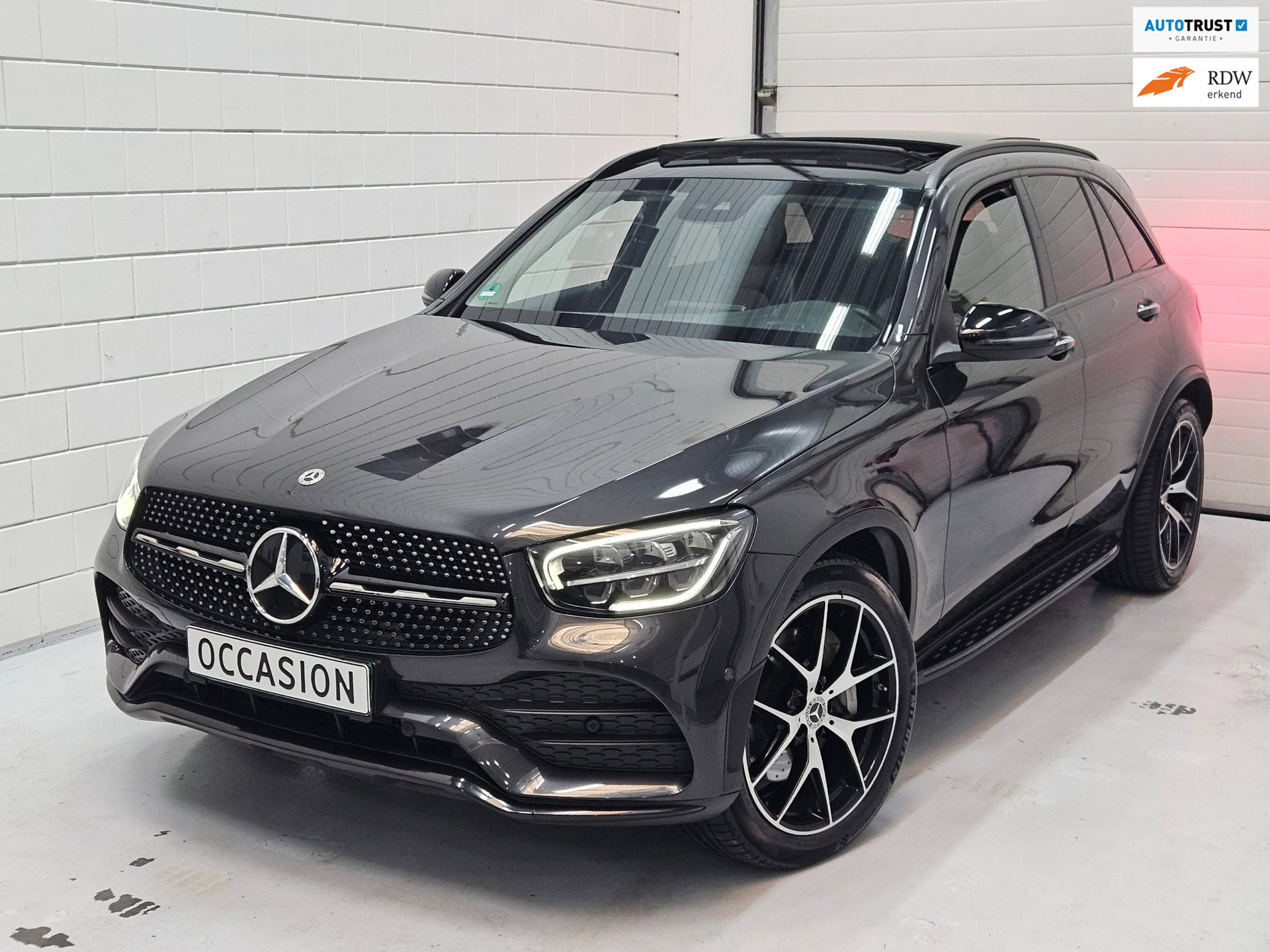 Mercedes-Benz Glc-klasse 300e 4-MATIC AMG | PANO| AIRMATIC | Night Pakket | Keyless | CARPLAY | Trekhaak 2021 - voorkant