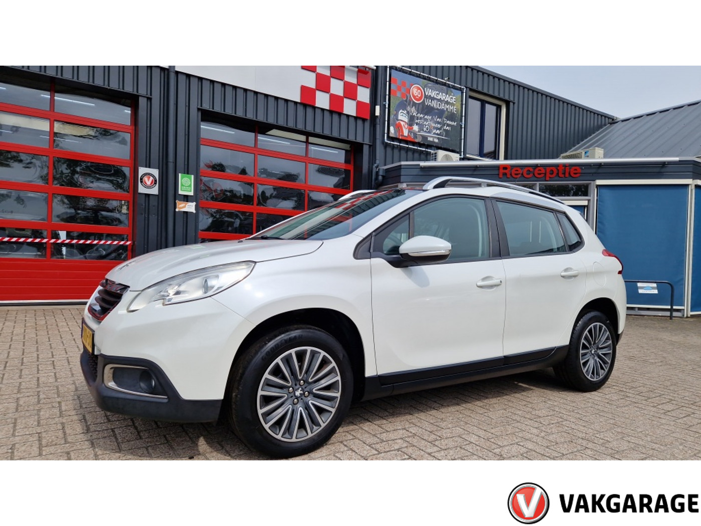 Peugeot 2008 1.2 PureTech Active 2014 - voorkant