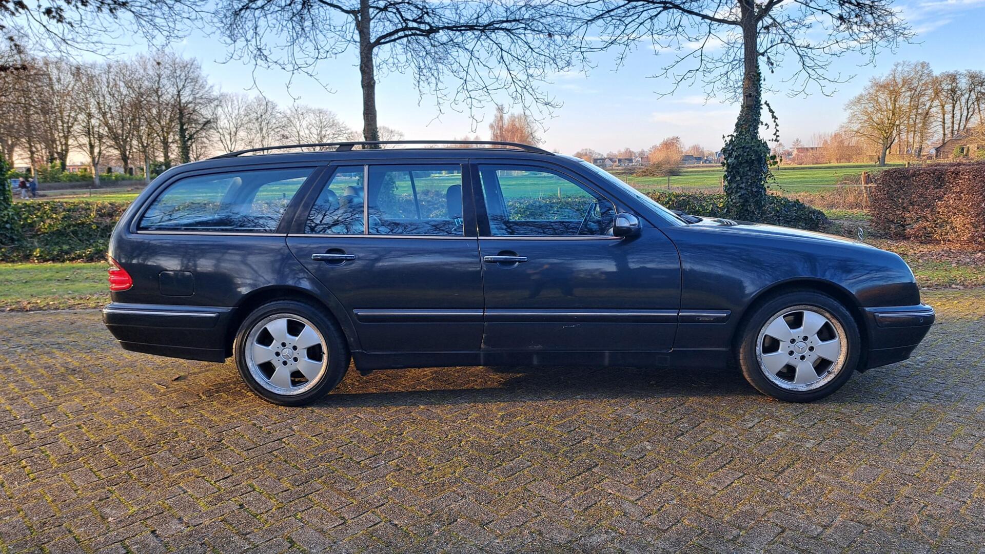 Foto van Mercedes-Benz E 430