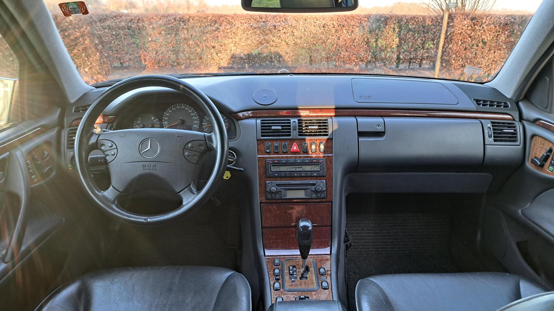 Foto van Mercedes-Benz E 430