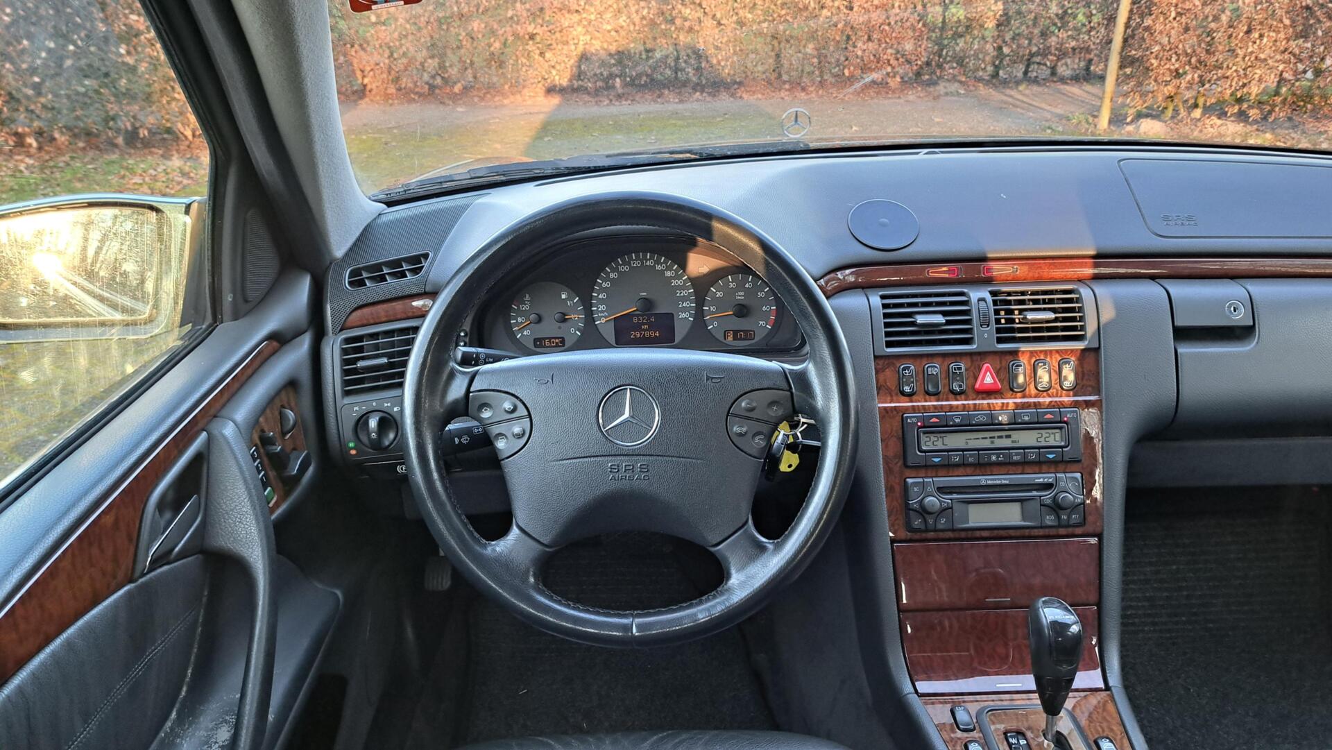 Foto van Mercedes-Benz E 430