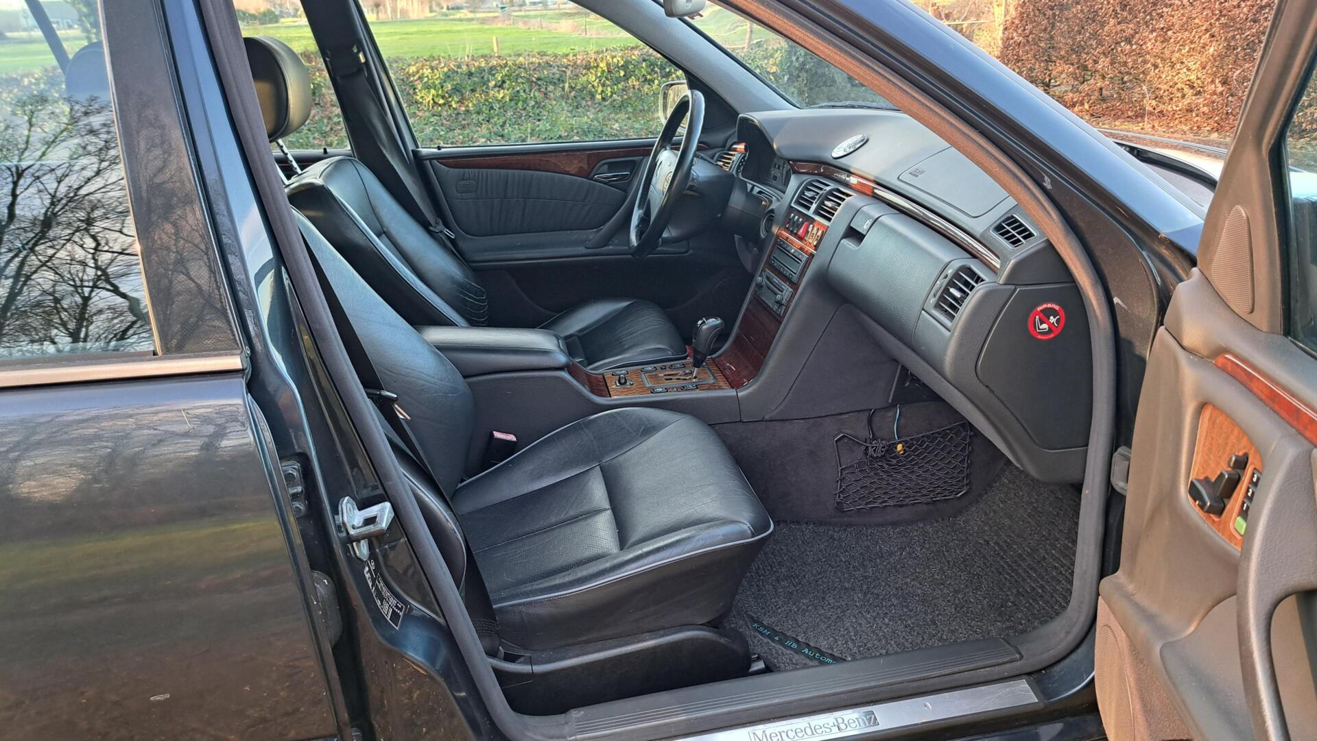 Foto van Mercedes-Benz E 430