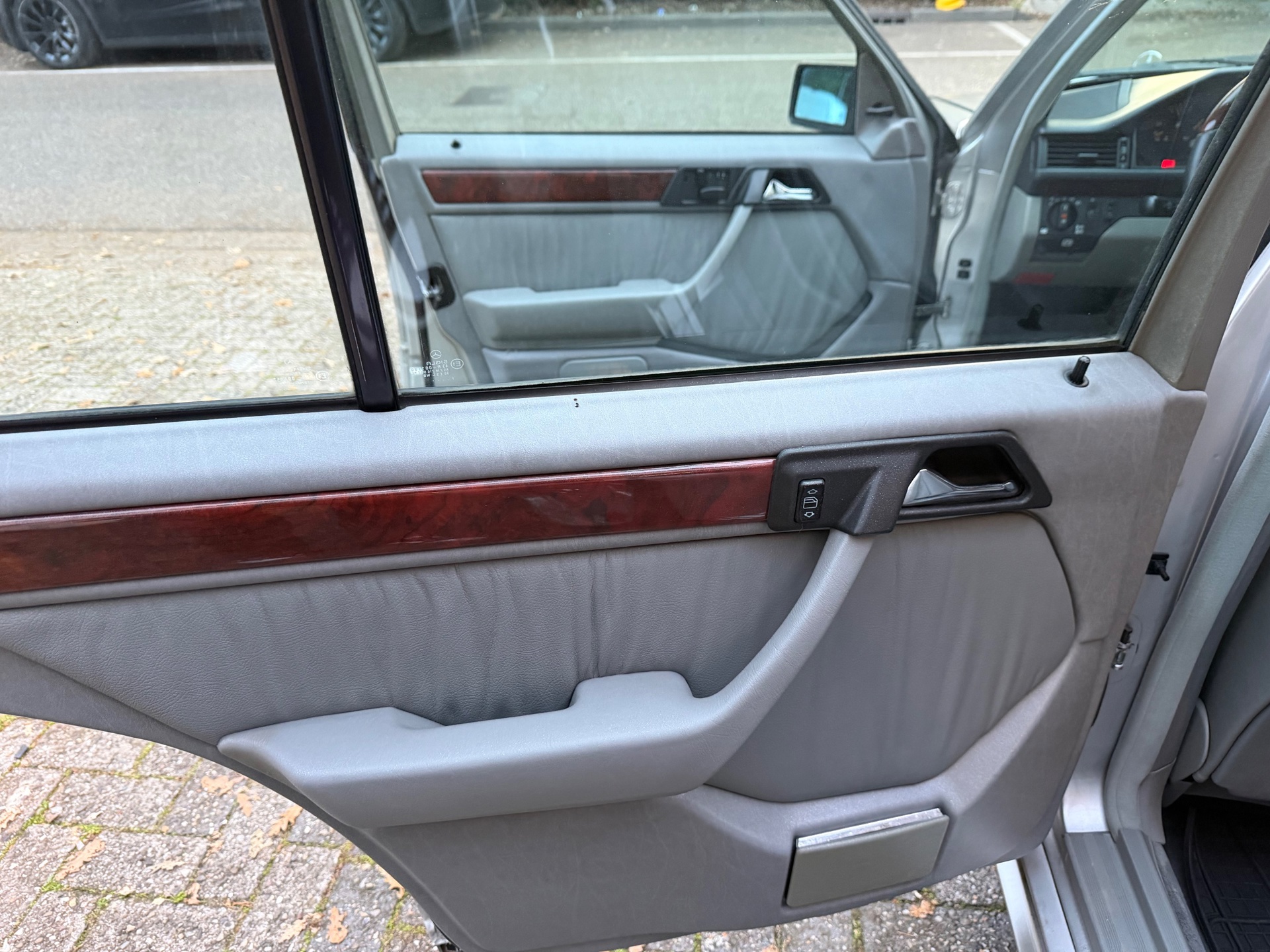 Foto van Mercedes-Benz 300 E