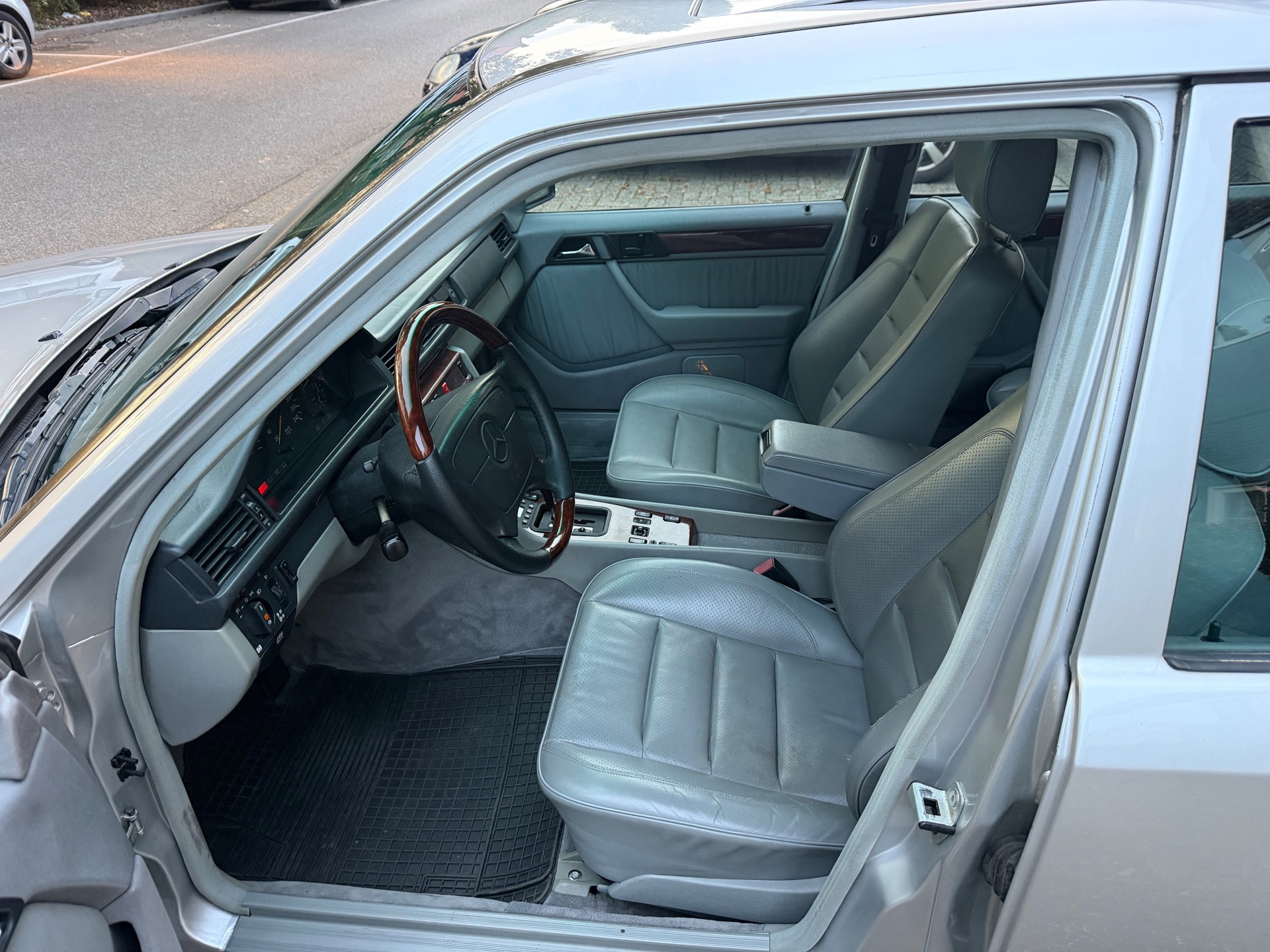 Foto van Mercedes-Benz 300 E