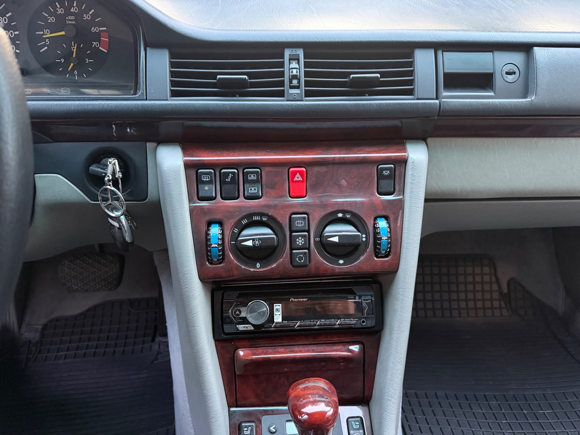 Foto van Mercedes-Benz 300 E
