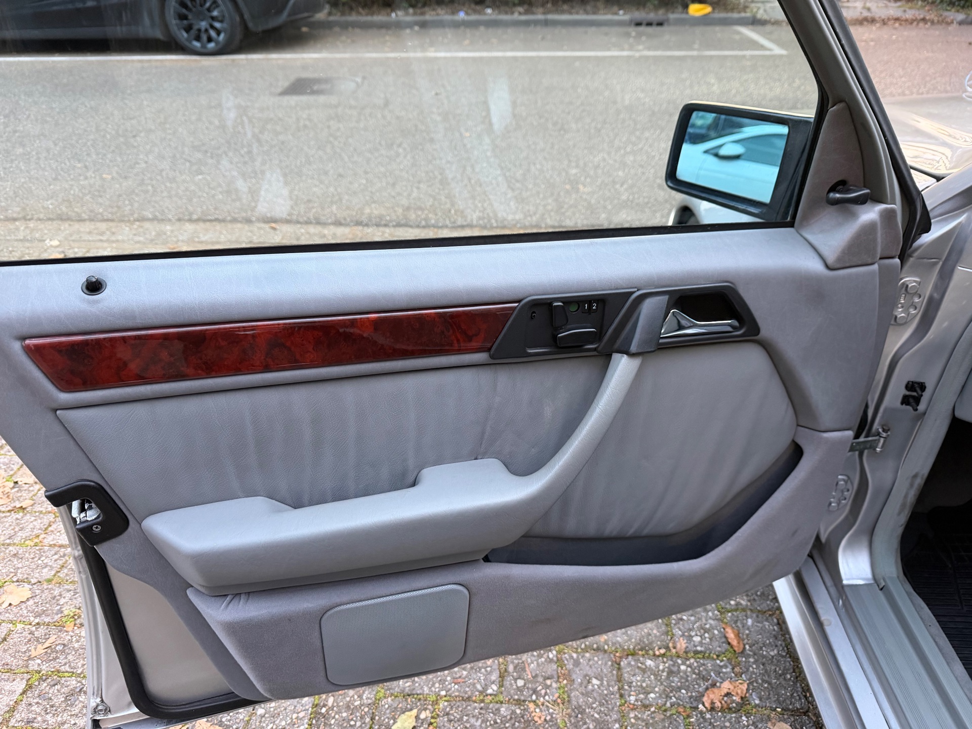 Foto van Mercedes-Benz 300 E