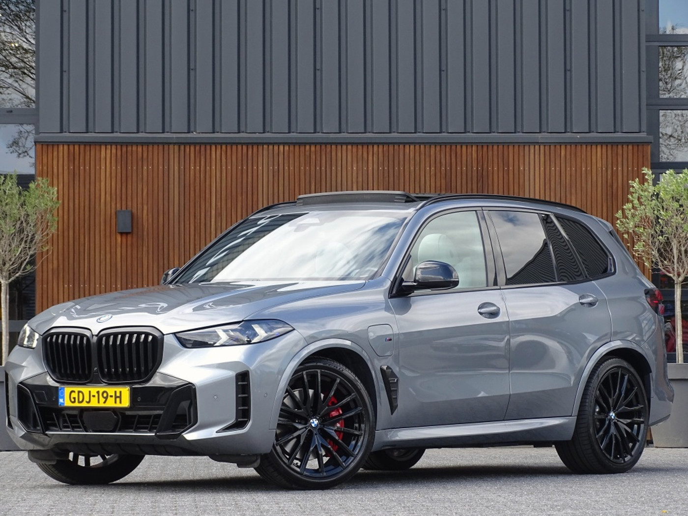 BMW X5 Xdrive50e 50e 490PK xDrive M-Sport / Individual / Skylounge / Harman Kardon 2023 - voorkant