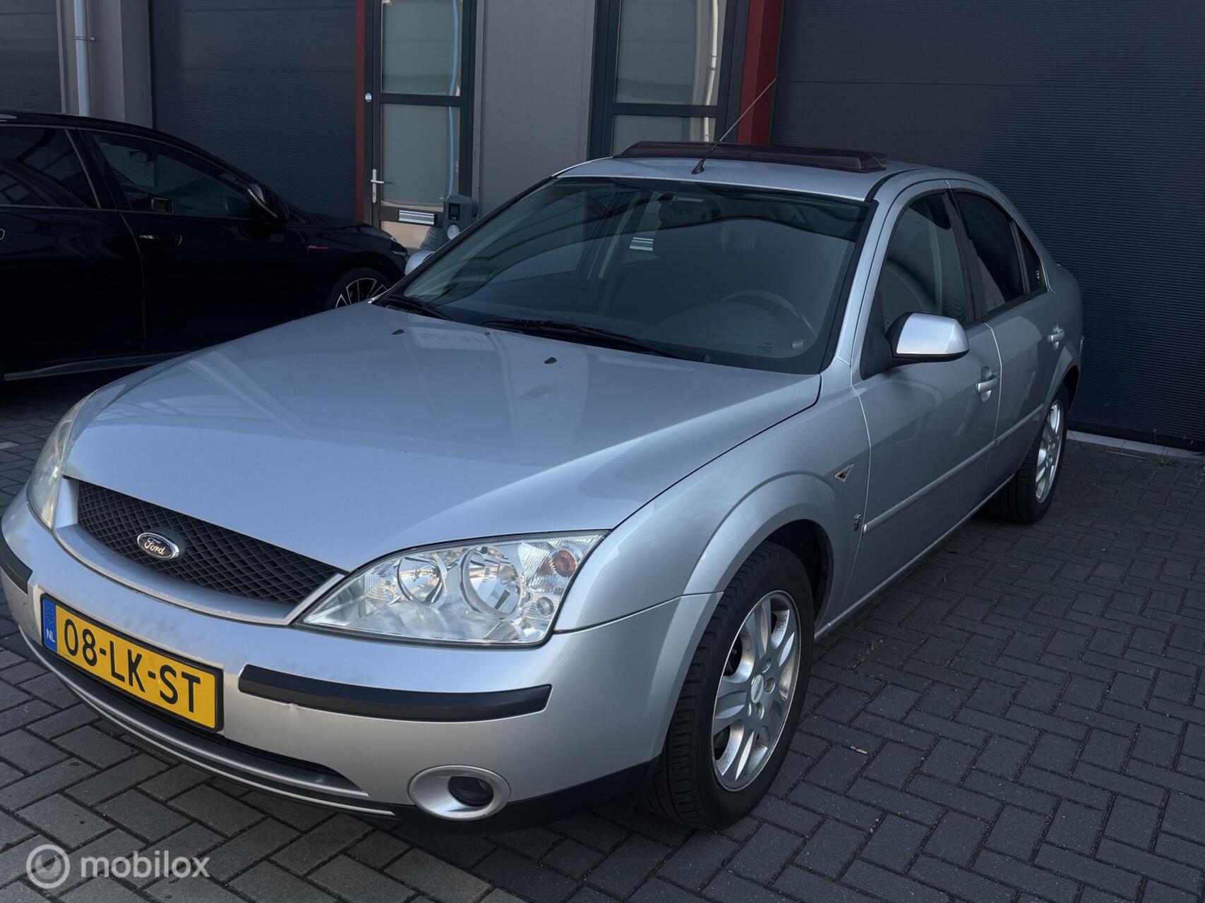 Ford Mondeo 2.0-16V Ghia, Open Dak, Airco, Elektr ramen, APK 2003 - voorkant