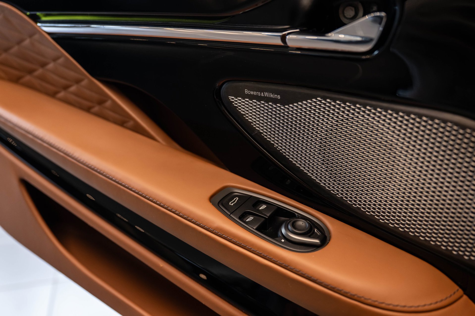 Foto van Aston Martin Db12 Volante