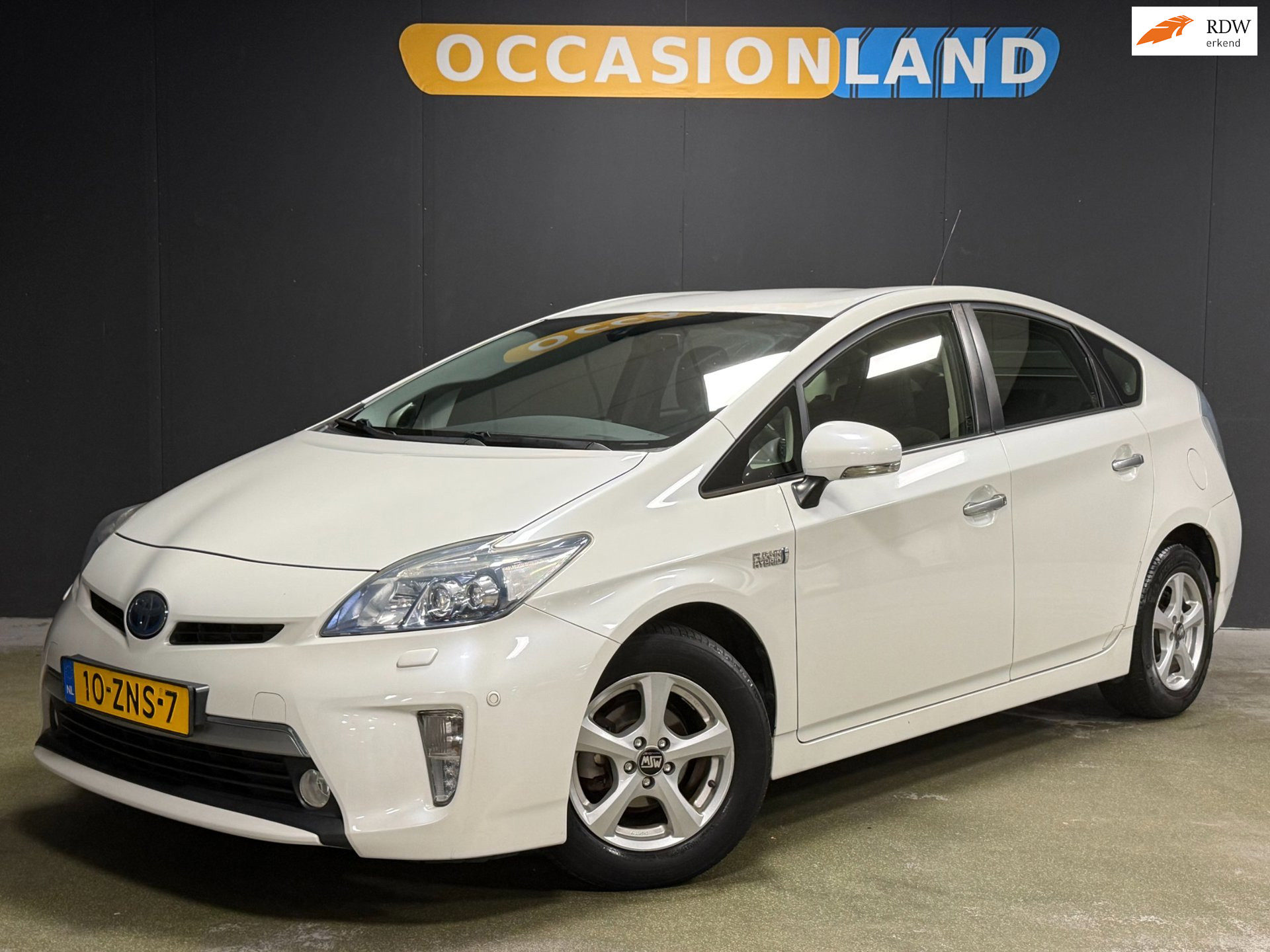 Toyota Toyota Prius Plug-in Hybrid 1.8 Plug-in Executive Business|JBL|CAMERA|HUD|STOELV|CRUISE|LEDER|PDC|BLUETOOTH|15INCH| 2013 - voorkant