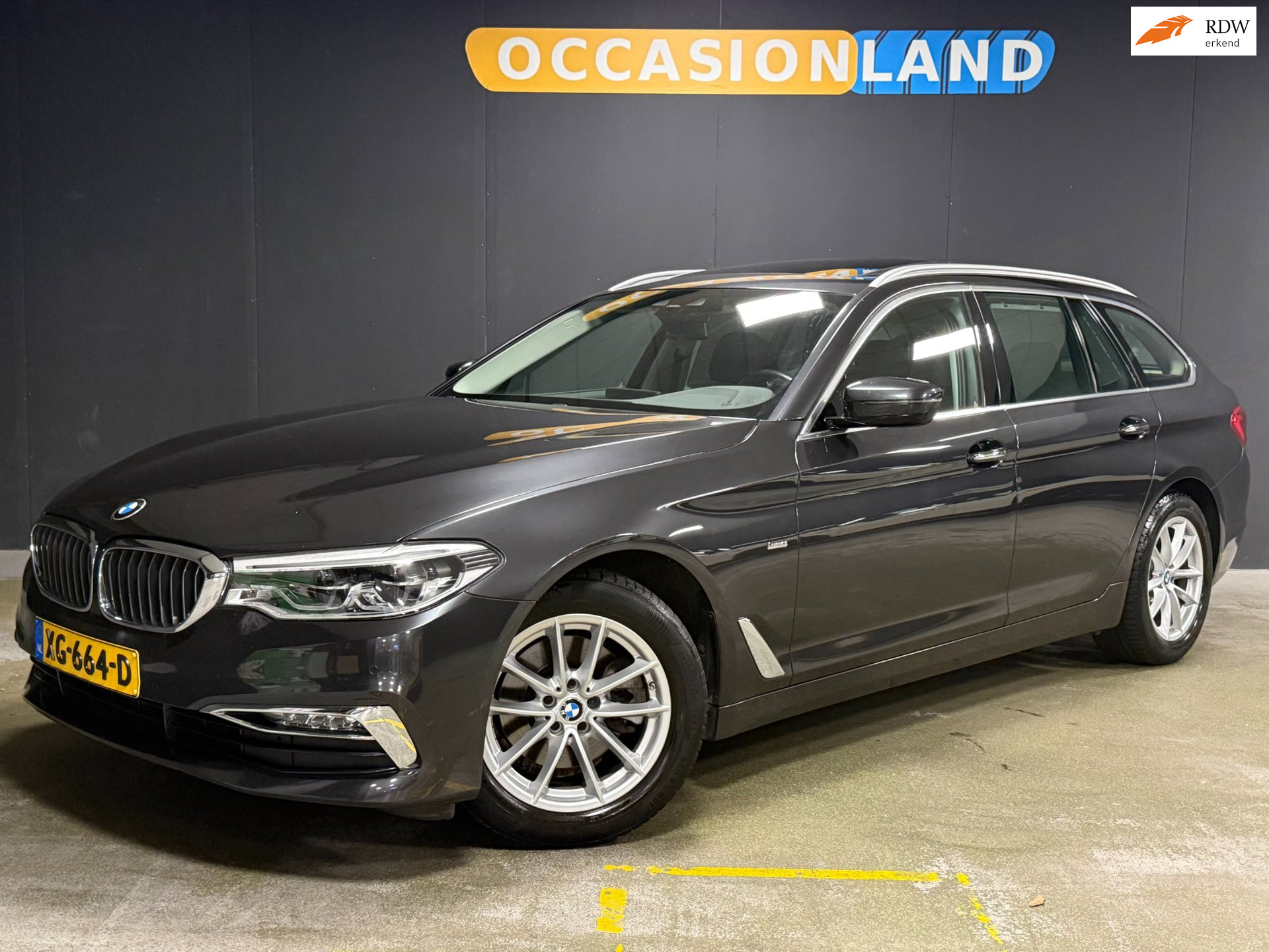 BMW 5-serie Touring 520i Corporate Lease High Executive|PANO|LED|TREKHAAK|LEDER|SFEER|HARMAN|MEMORY|CRUISE|STOELV|DODEHOEK|17INCH| 2019 - voorkant