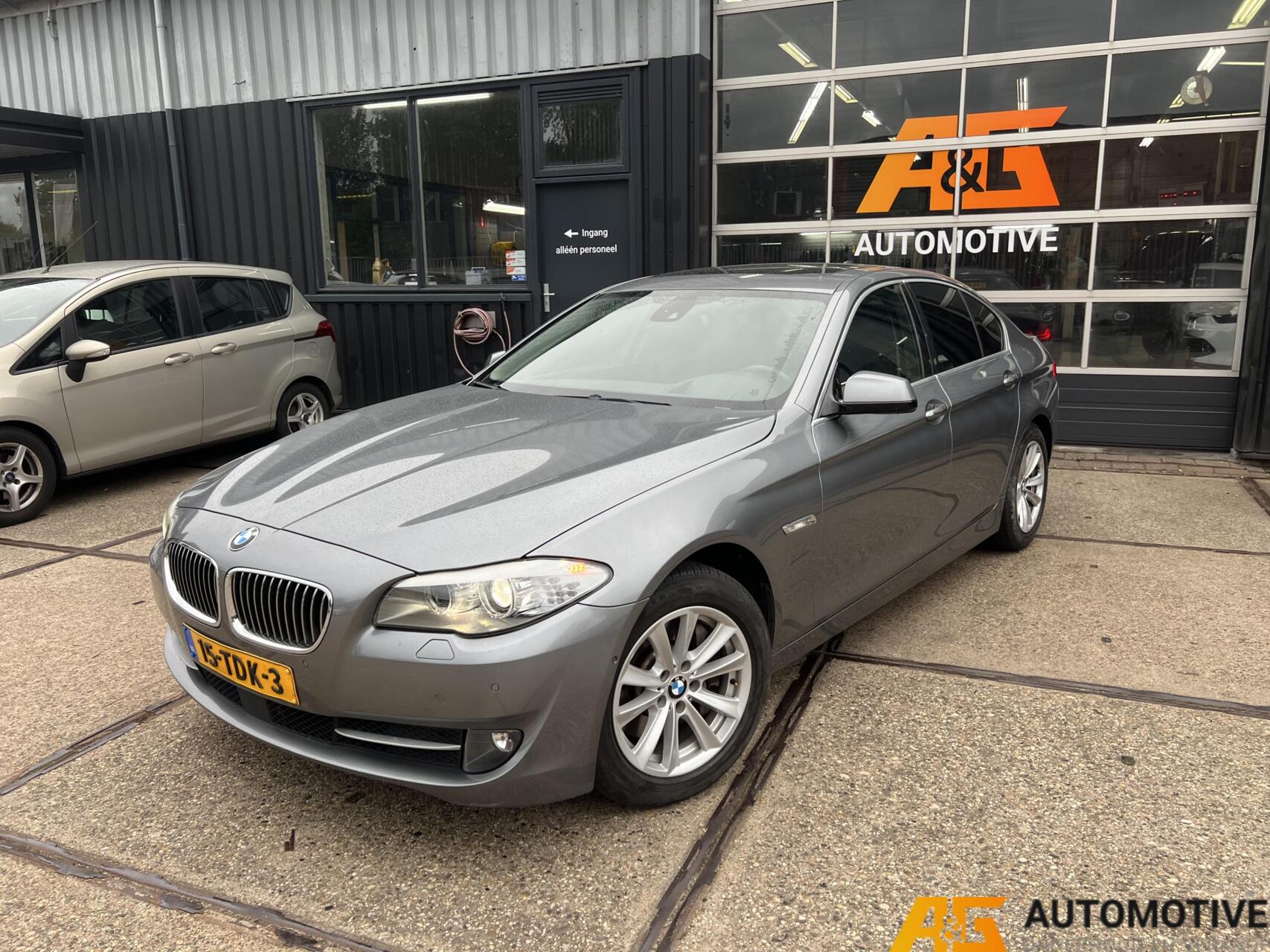 BMW 5er Reihe 528i High Executive 2012 Grijs | Nieuwe APK ! | 2012 - voorkant