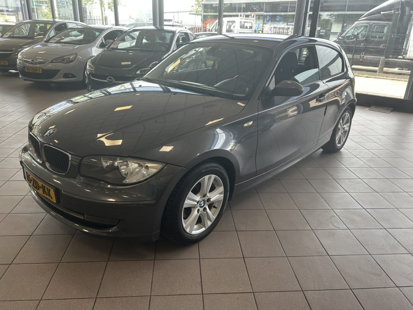 BMW 1er Reihe 118i Business Line AUTOMAAT 151 DKM NW APK BJ 2008 !!! 2008 - voorkant