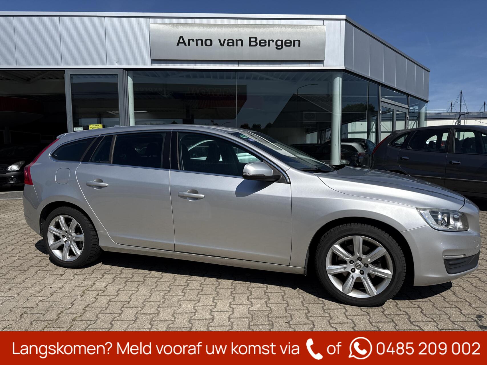 Volvo V60 1.6 T3 Momentum, automaat, navigatie, cruisecontrol, climatronic, trekhaak, top onderhouden !! 2014 - voorkant