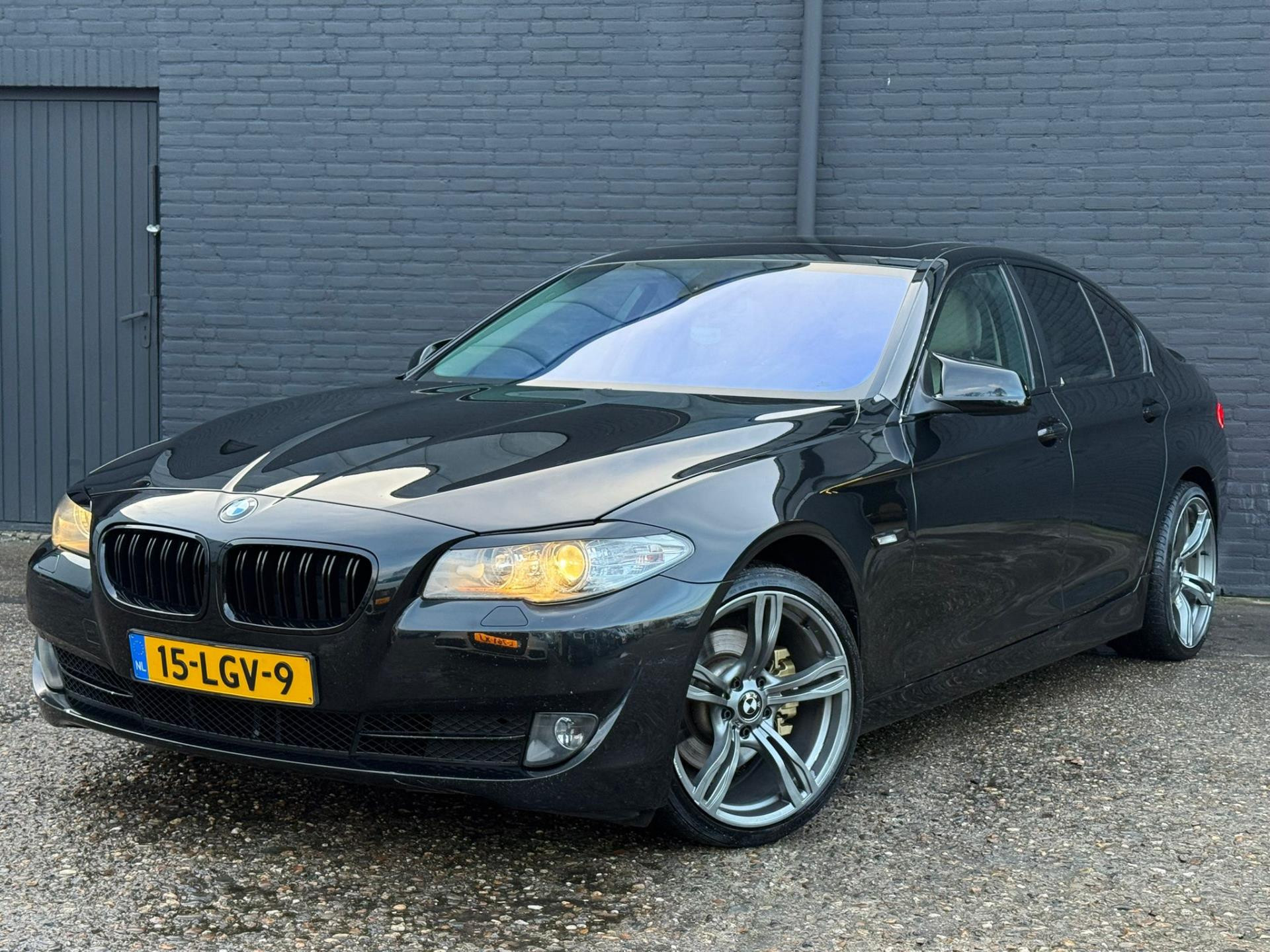 BMW 523i 523i AKRAPOVIC | PANO | LEDER | CAMERA | STOELVER | NWE APK 2010 - voorkant