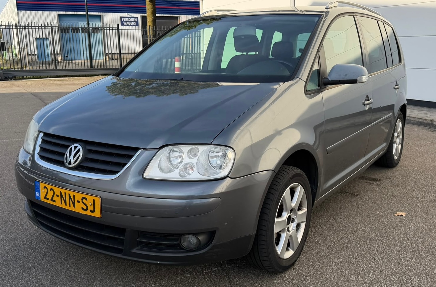 Volkswagen Touran 1.6-16V FSI Highline Airco Trekhaak Cruise 6Bak 2004 - voorkant