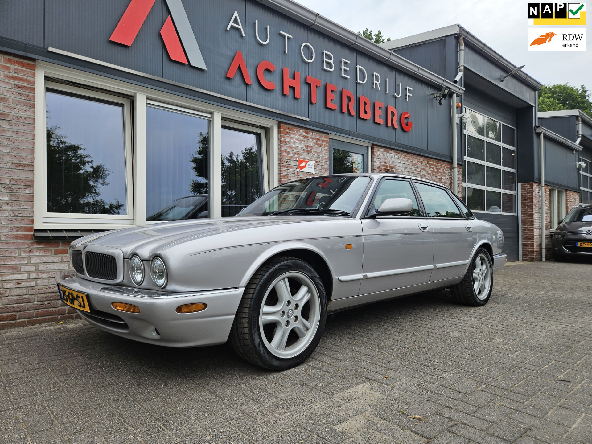 Jaguar Jaguar XJ Executive 3.2 V8 Executive Nette Auto! Airco/Clima! Leer! NAP! Automaat! Youngtimer! 2001 - voorkant