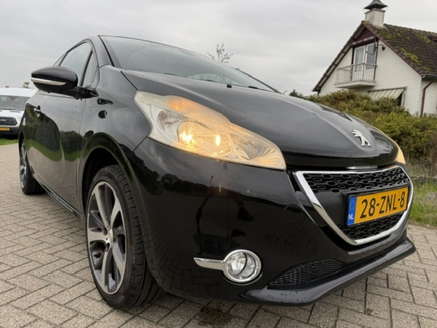 Peugeot 208 1.2 VTi Envy 2013 - voorkant
