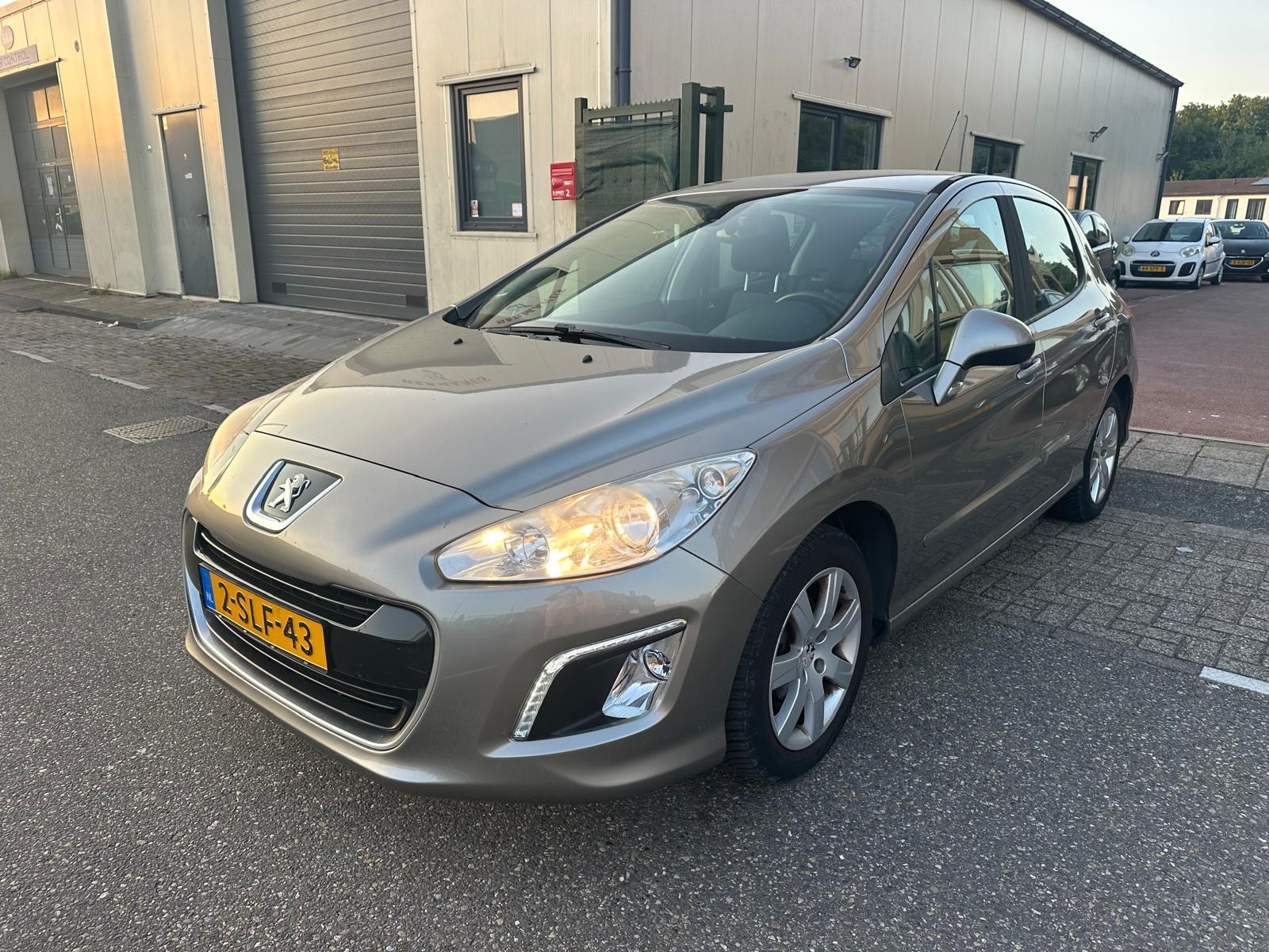 Peugeot 308 1.6 VTi Active 2013  / Clima/  boekjes recent beurt gehad 2013 - voorkant