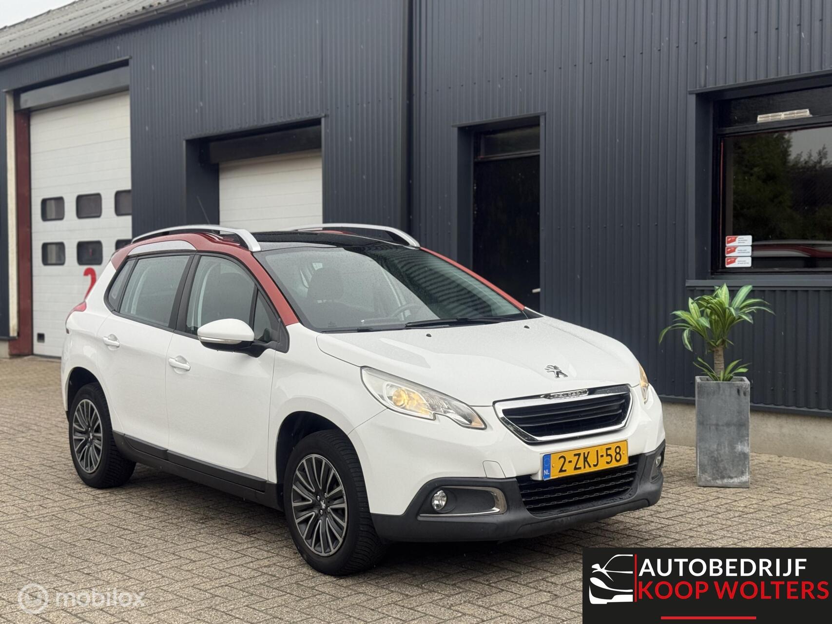 Peugeot 2008 1.2  Executive* Automaat *Pano* Navi* 2015 - voorkant