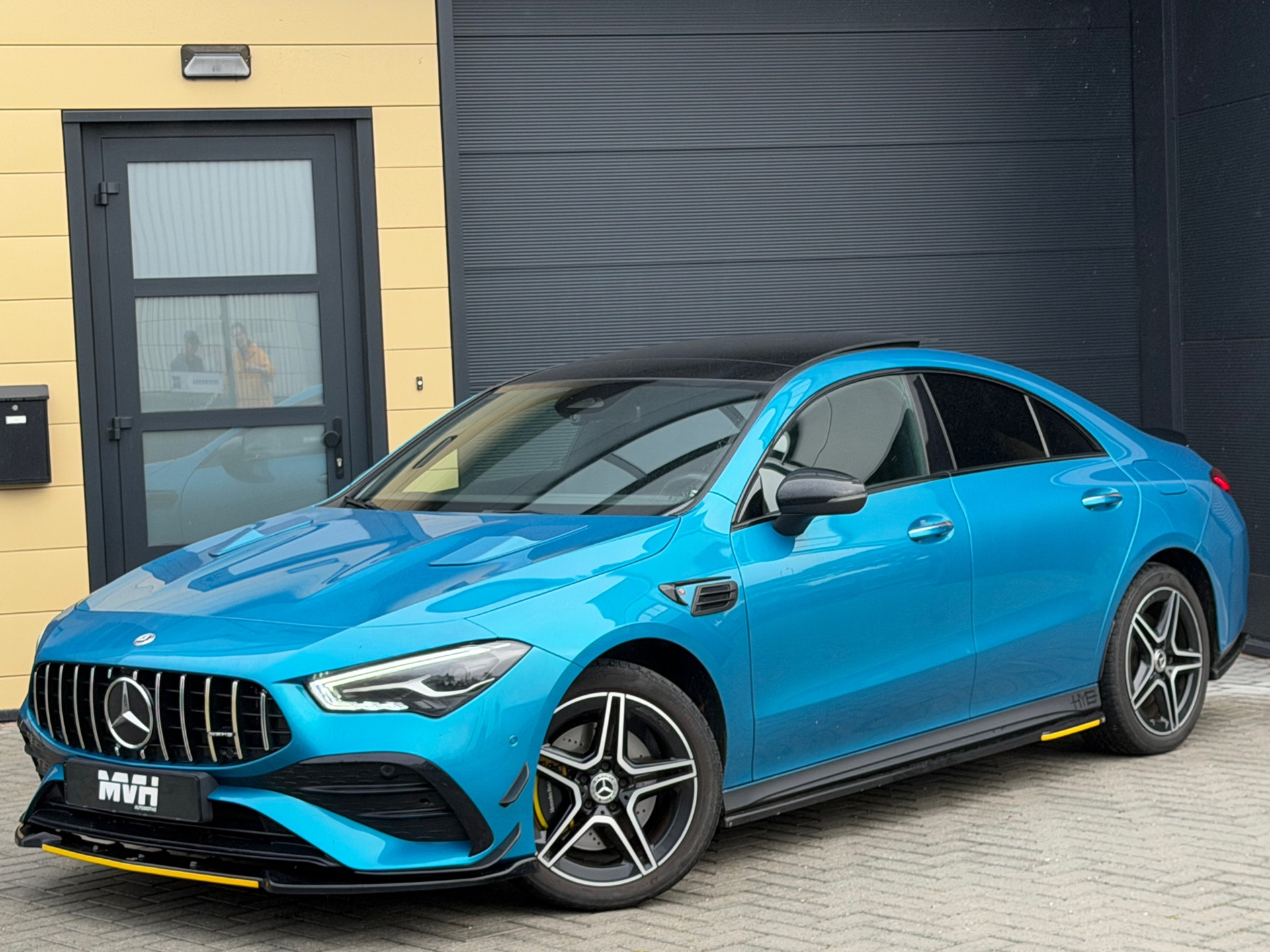 Mercedes-Benz Cla 250 E 250 e AMG Line - 2023 -  Panorama - Leder - Full Screen - Carplay 2023 - voorkant