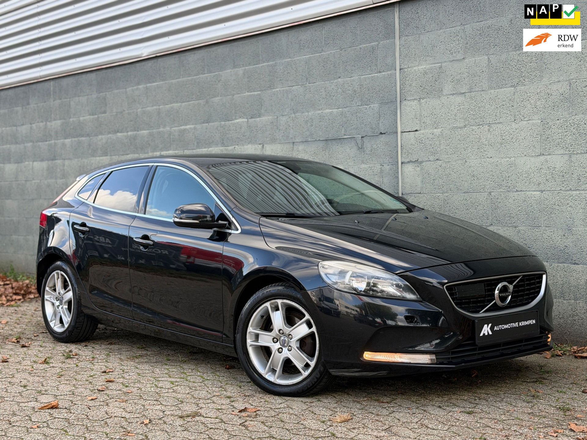 Volvo V40 1.6 D2 Momentum Airco|Navi|Trekhaak|Camera|Lmv|Nap|Boekjes 2013 - voorkant