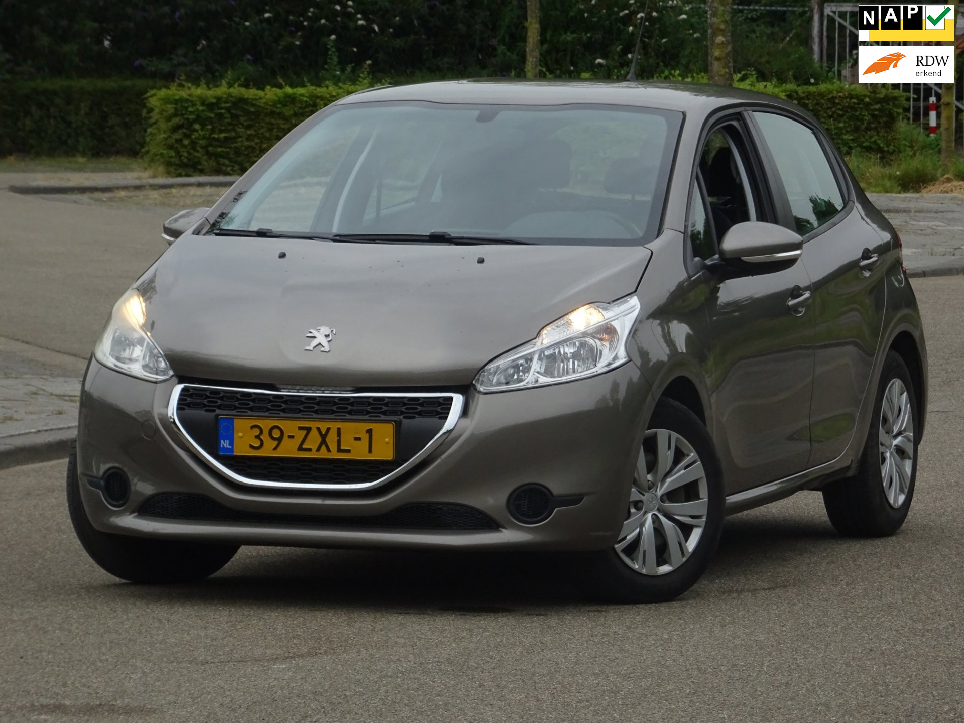 Peugeot 208 1.0 VTi Active BJ2013 120DKM NAP/AIRCO/CRUISE/PD 2013 - voorkant