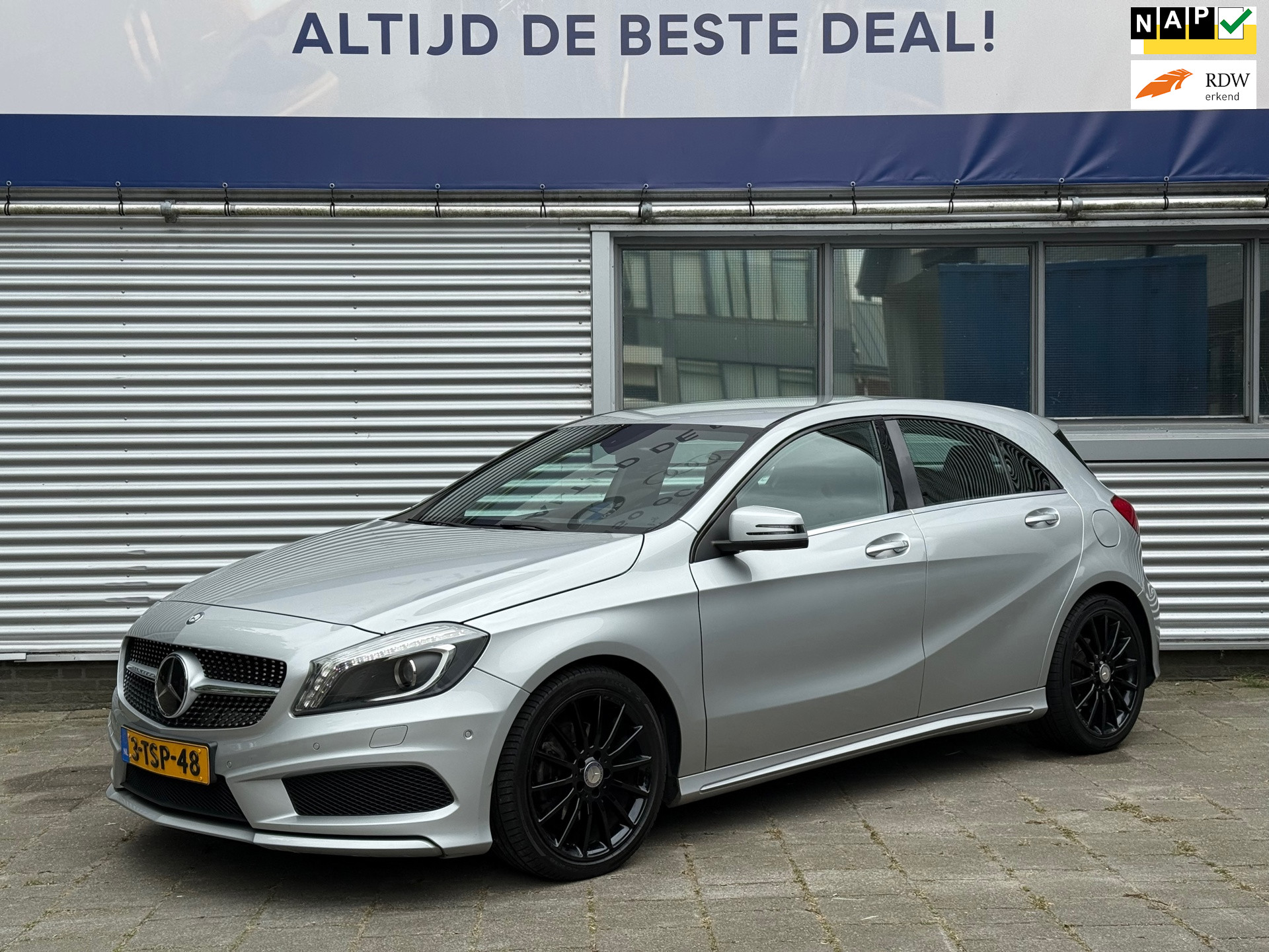 Mercedes-Benz A 180 180 Prestige AMG l Xenon l Navi l Cruise l Airco l In Zeer Goede Staat l 2014 - voorkant