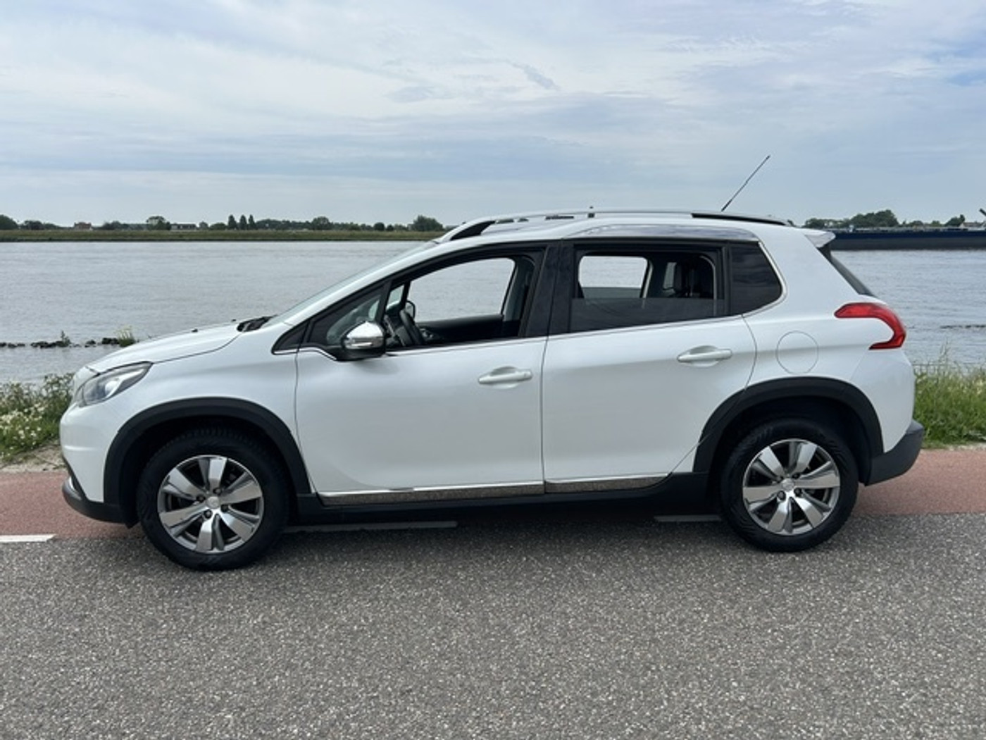 Peugeot 2008 1.2 automaat 2014 79.000 km Nap nwe Vredestein banden 2014 - voorkant