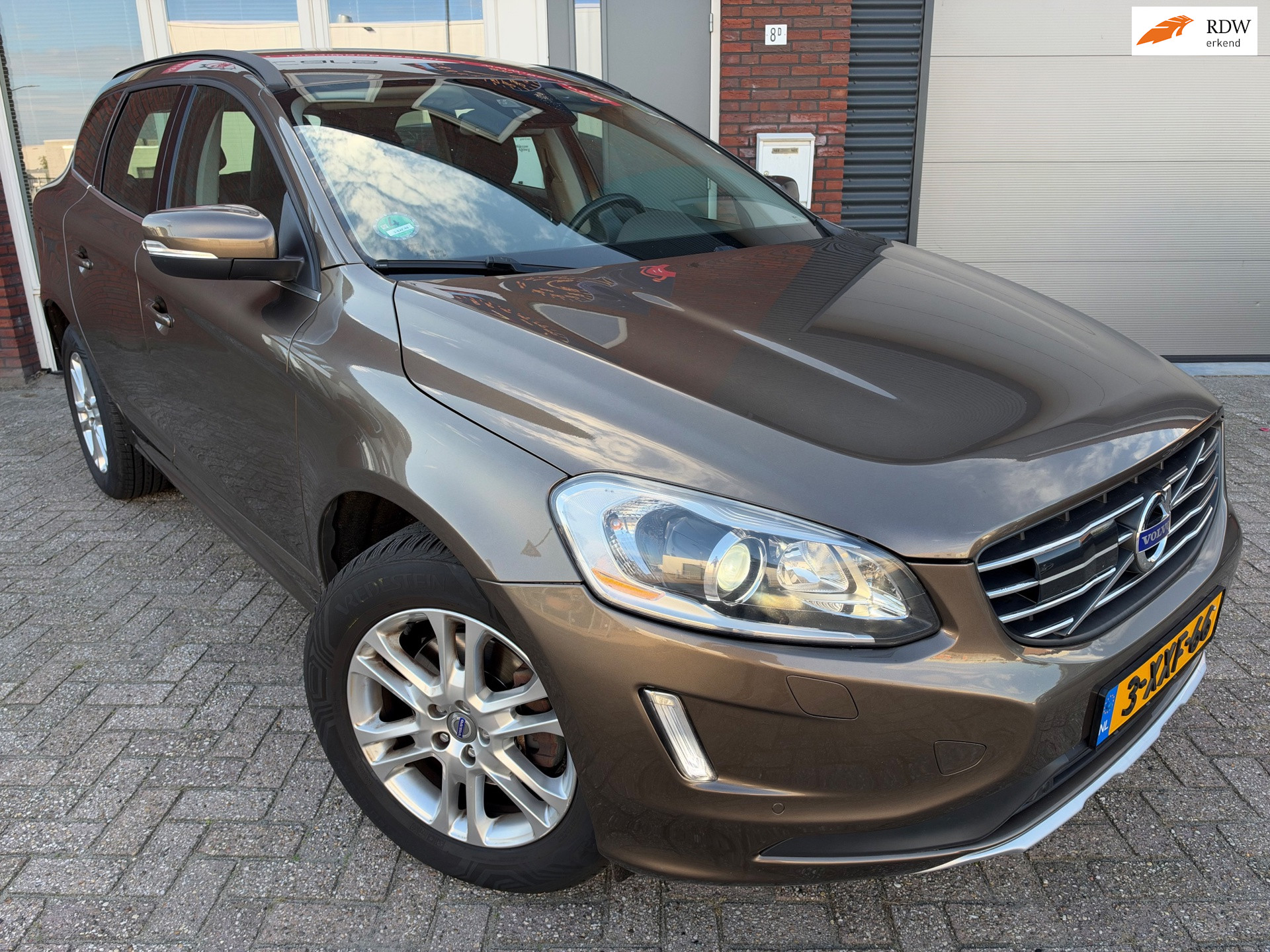 Volvo Xc60 2.0 D4 FWD Summum / Navi / PDC / Memory / Blis / AUT / Stoelverw 2014 - voorkant