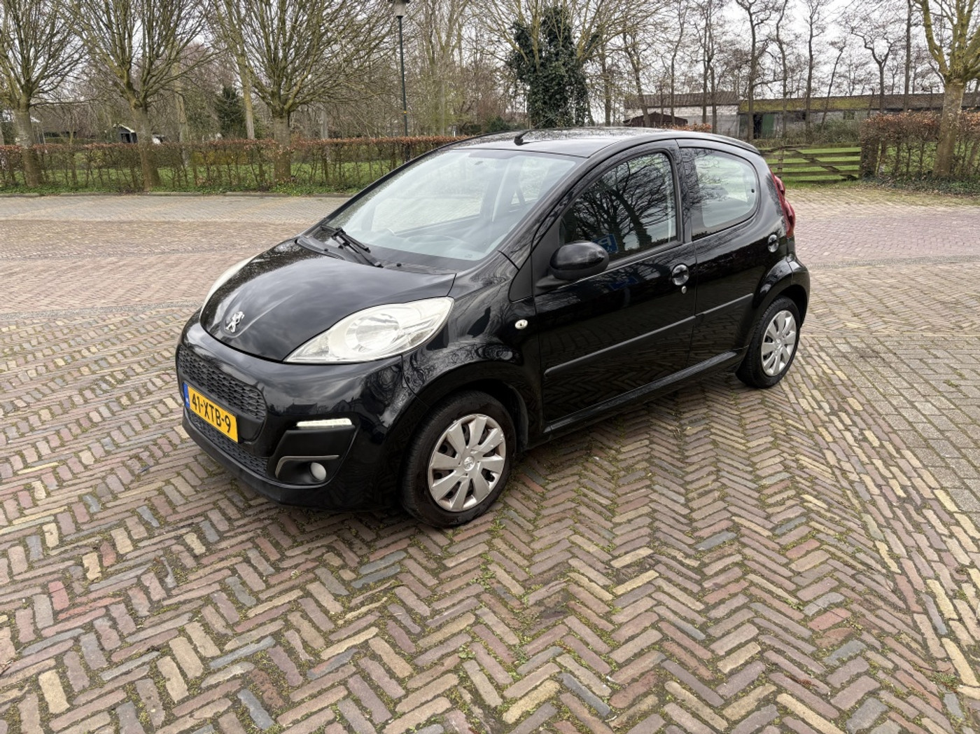 Peugeot 107 1.0 Envy 2012 - voorkant