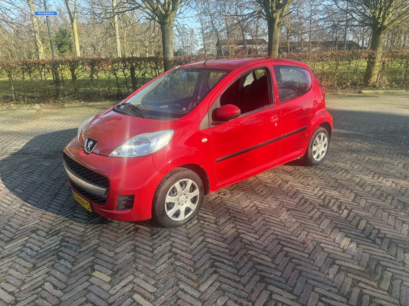 Peugeot 107 1.0-12V XS 2011 - voorkant