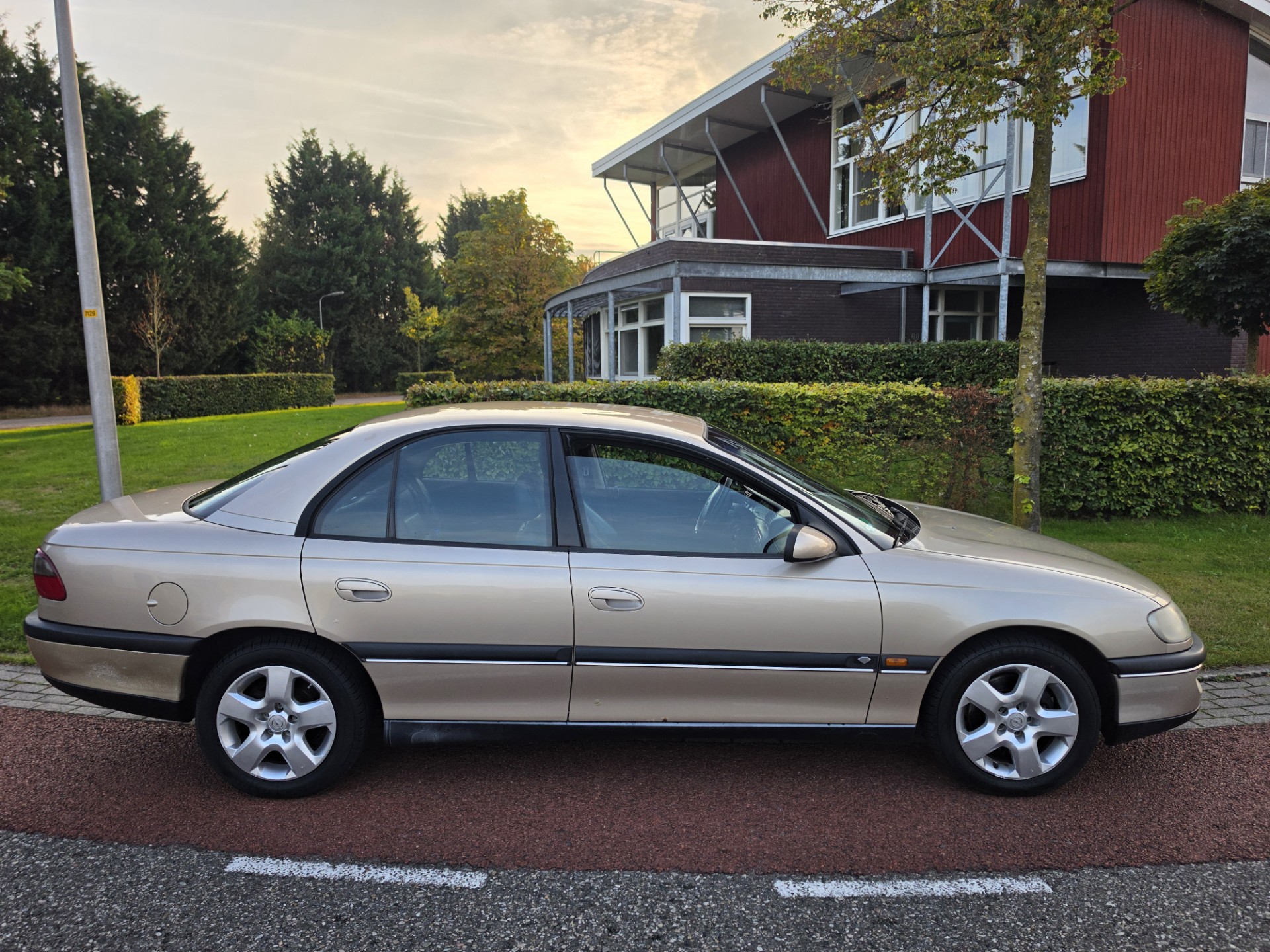 Foto van Opel Omega-b