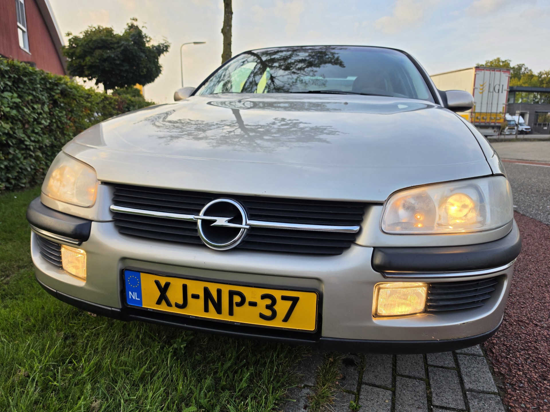 Foto van Opel Omega-b