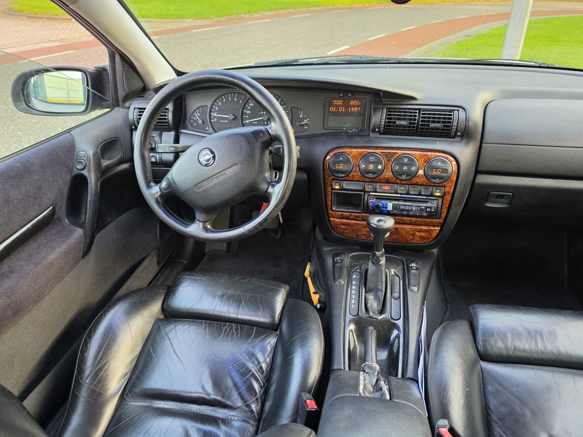 Foto van Opel Omega-b