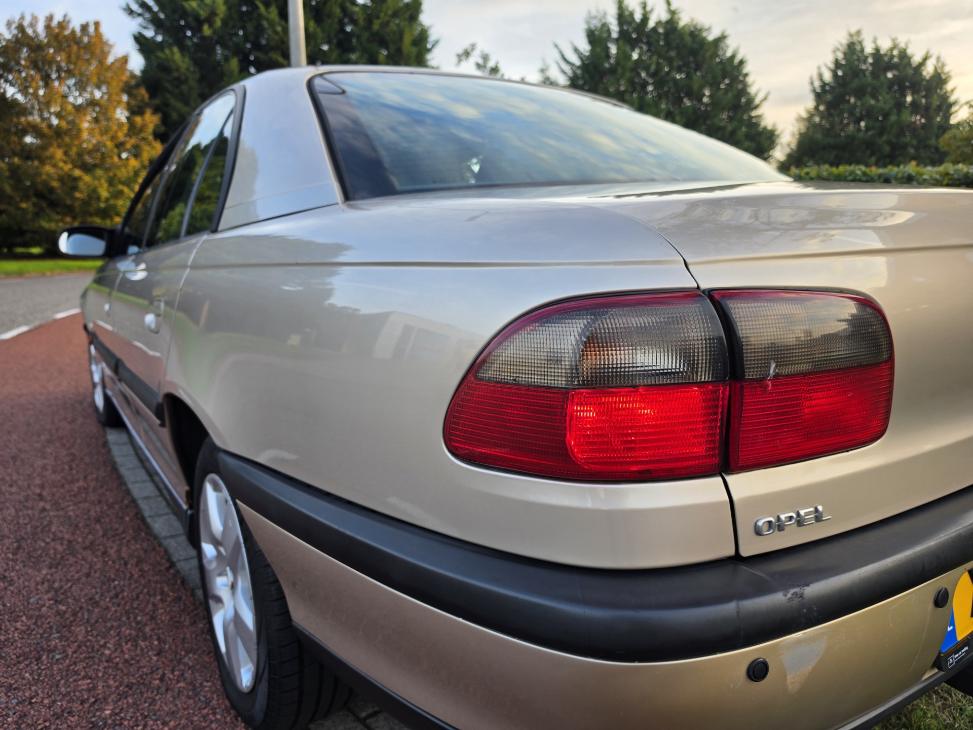 Foto van Opel Omega-b