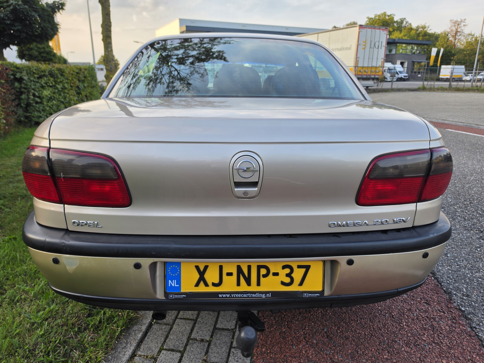 Foto van Opel Omega-b
