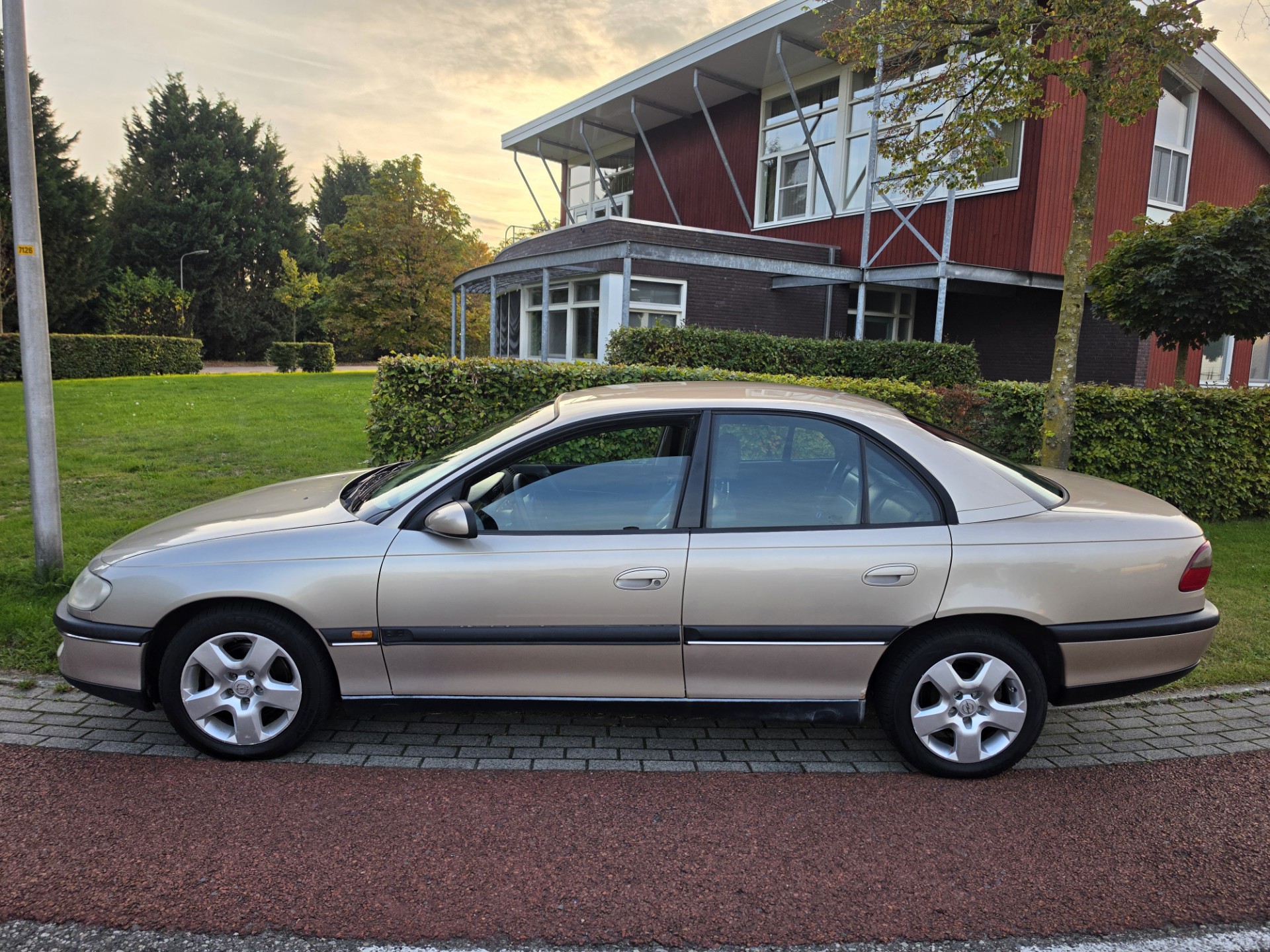 Foto van Opel Omega-b