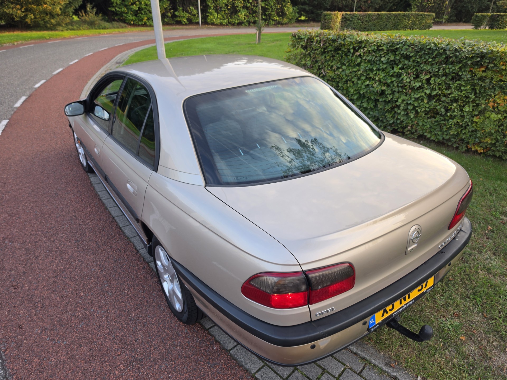 Foto van Opel Omega-b