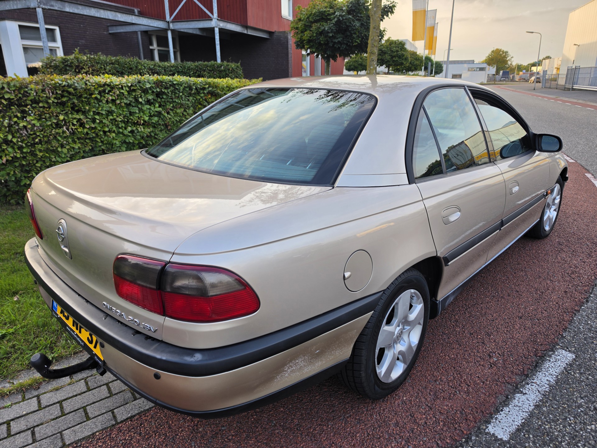 Foto van Opel Omega-b