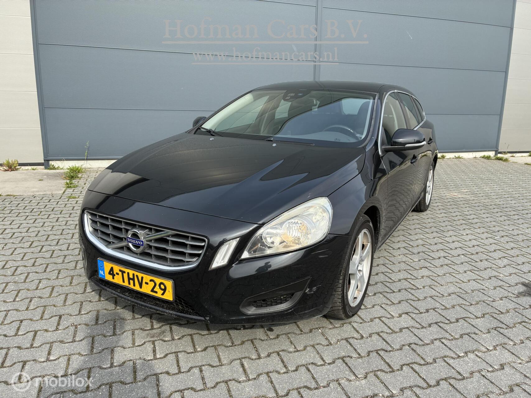 Volvo V60 2.0 D3 Kinetic | 347.422 km | Diesel | Zwart 2011 - voorkant