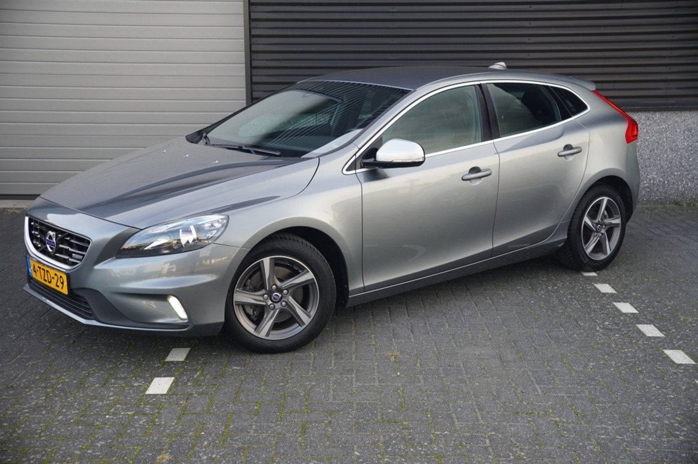 Volvo V40 1.6 T2 R-Design 2014 - voorkant