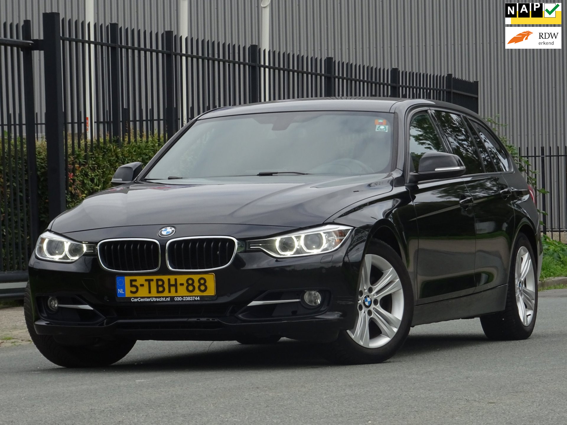 BMW 320i 320i High Executive NAP/HEAD-UP/LEER/NAV 2014 - voorkant