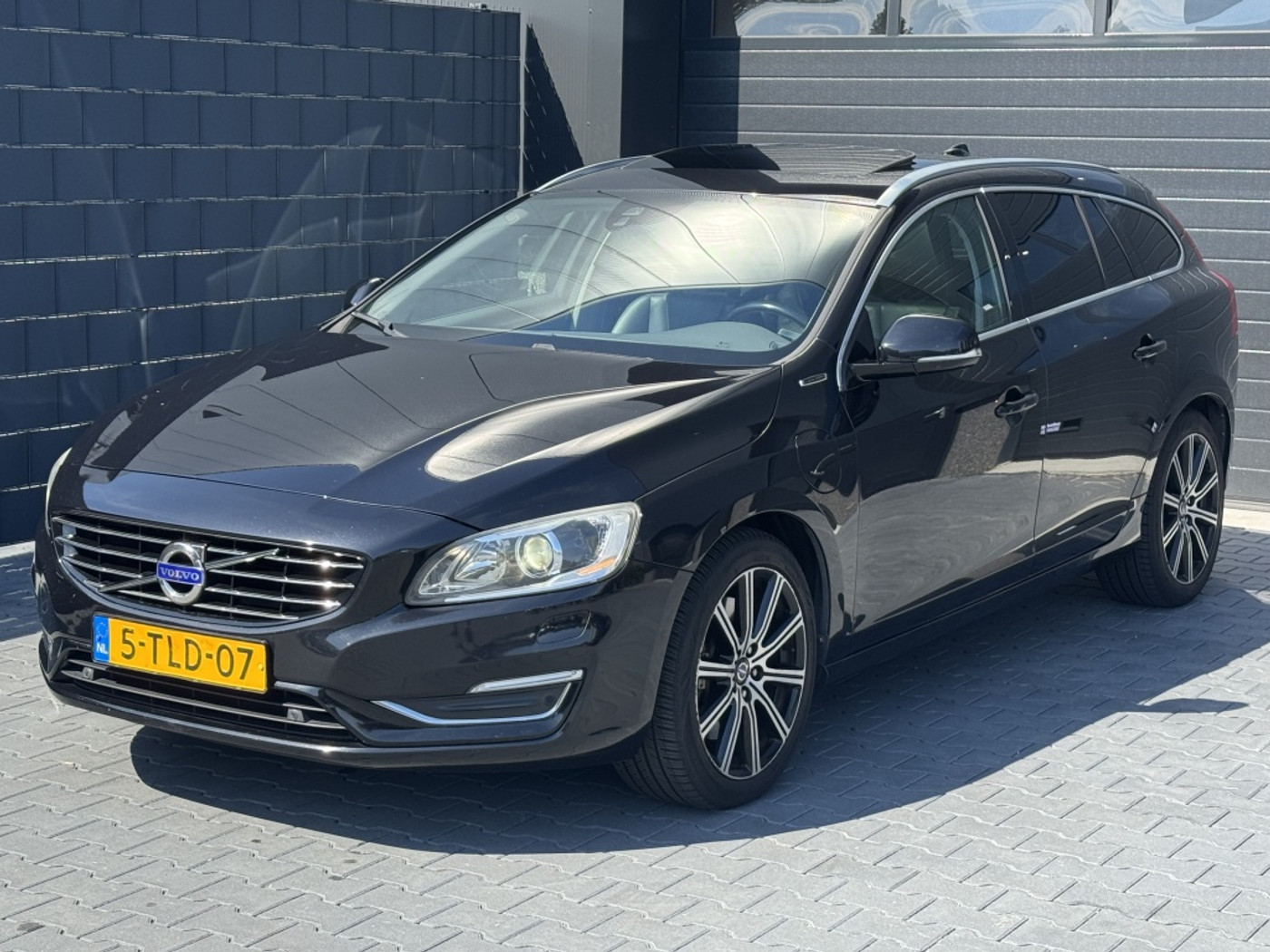 Volvo V60 Plug In Hybrid 2.4 D6 AWD Plug-In Summum *LEDER/NAVI/CAMERA 2014 - voorkant