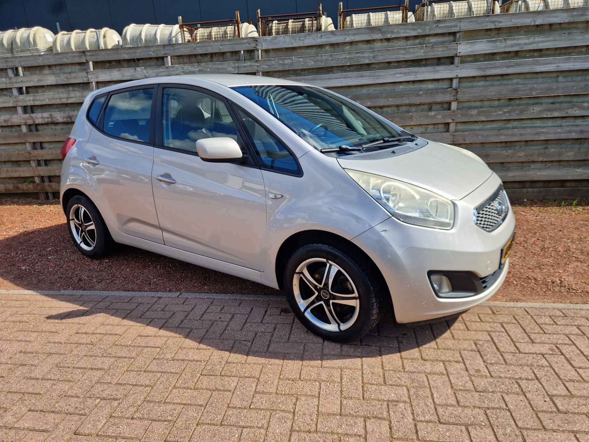 Kia Venga 1.4 CVVT X-tra 2010 - voorkant