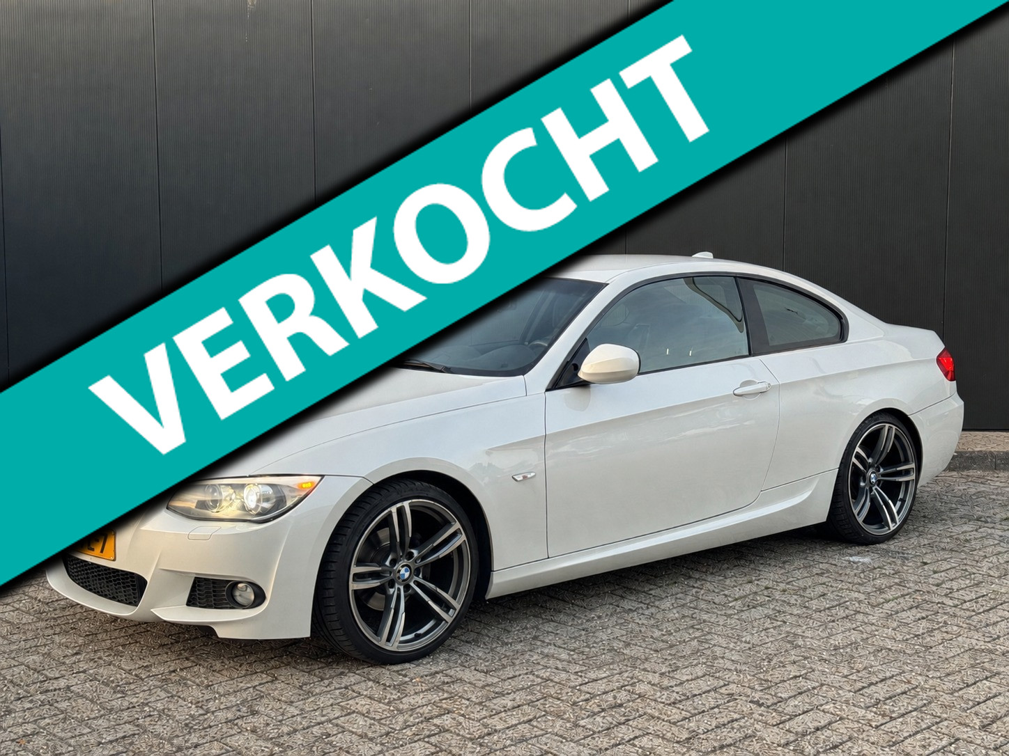 BMW 320i 320i M-Sport pakket | Orig. NL | Xenon | Sportstoelen | Navi |Netjes Onderhouden! | Recent Onderhoudsbeurt gehad 2011 - voorkant